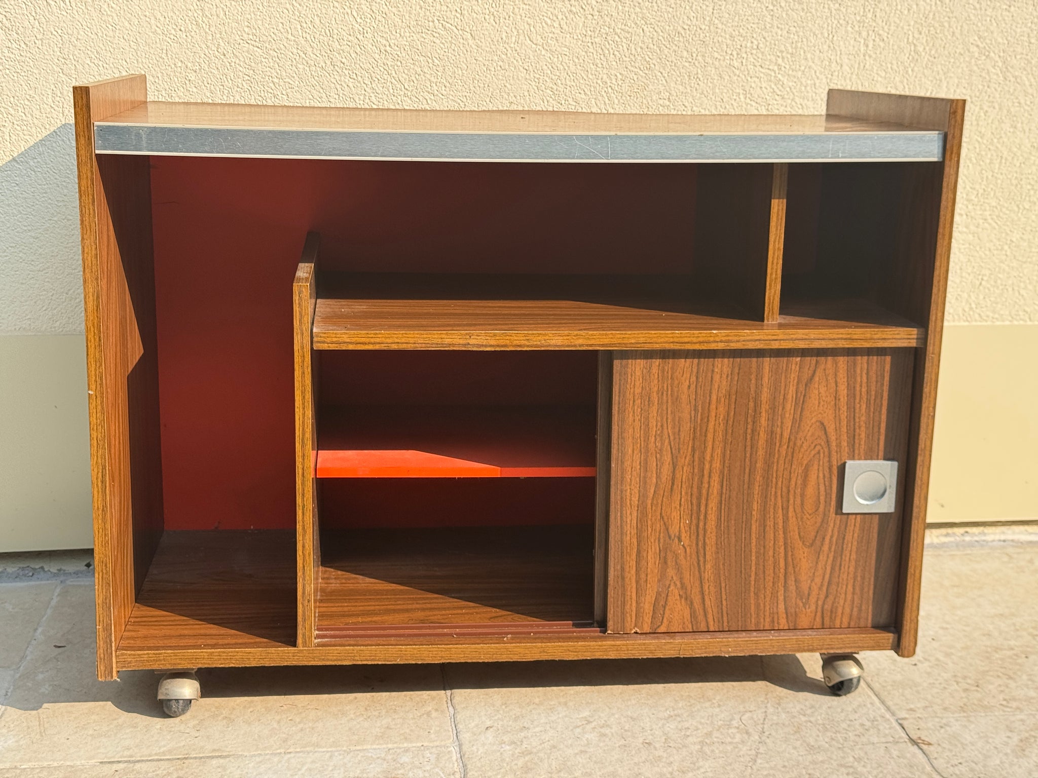 Meuble bar années 70 brun à fond orange sur roulettes