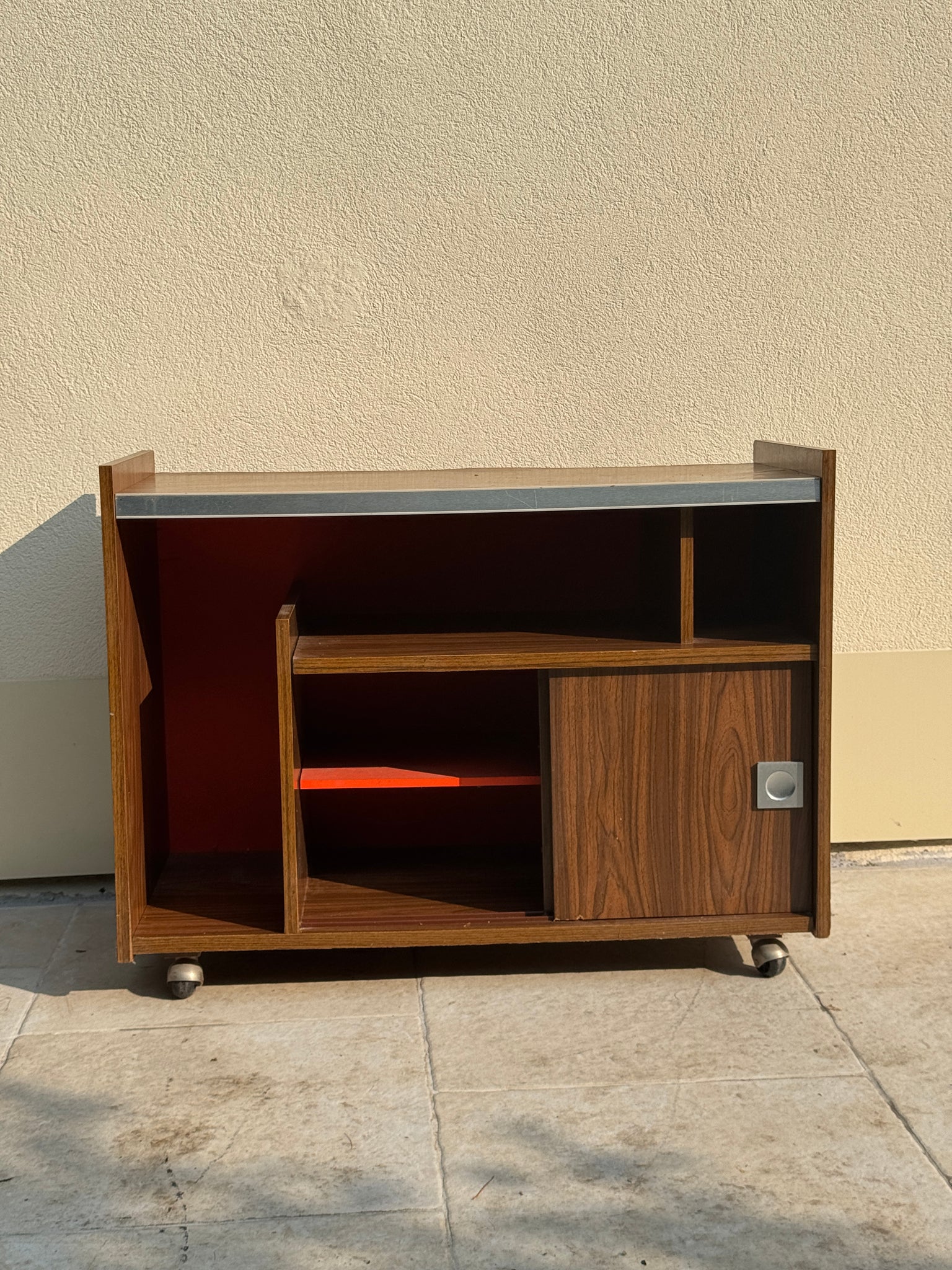 Meuble bar années 70 brun à fond orange sur roulettes