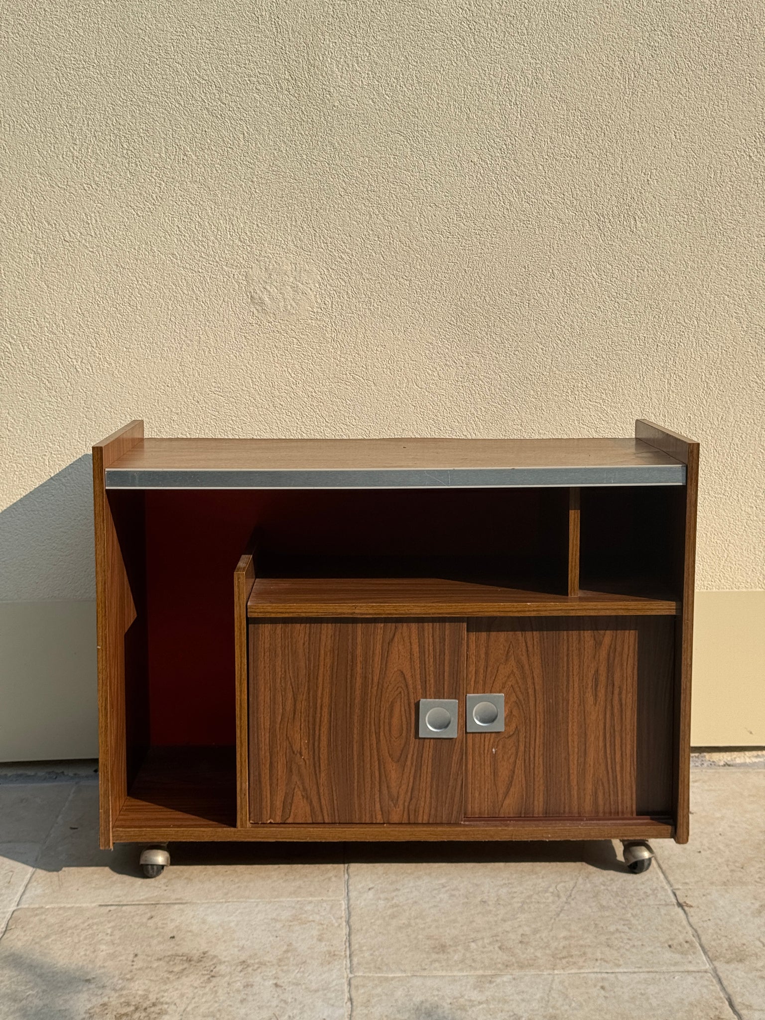 Meuble bar années 70 brun à fond orange sur roulettes