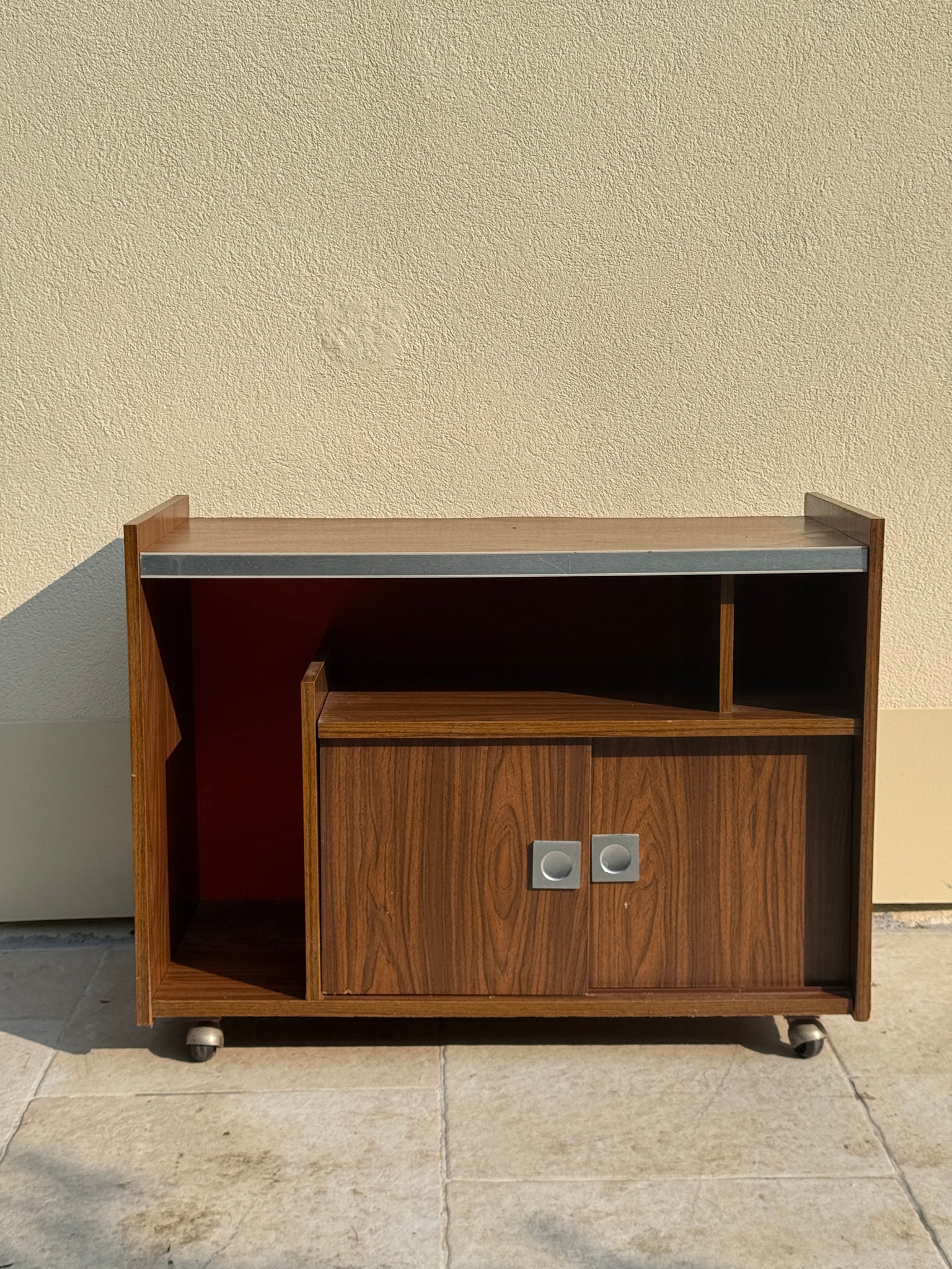 Meuble bar années 70 brun à fond orange sur roulettes