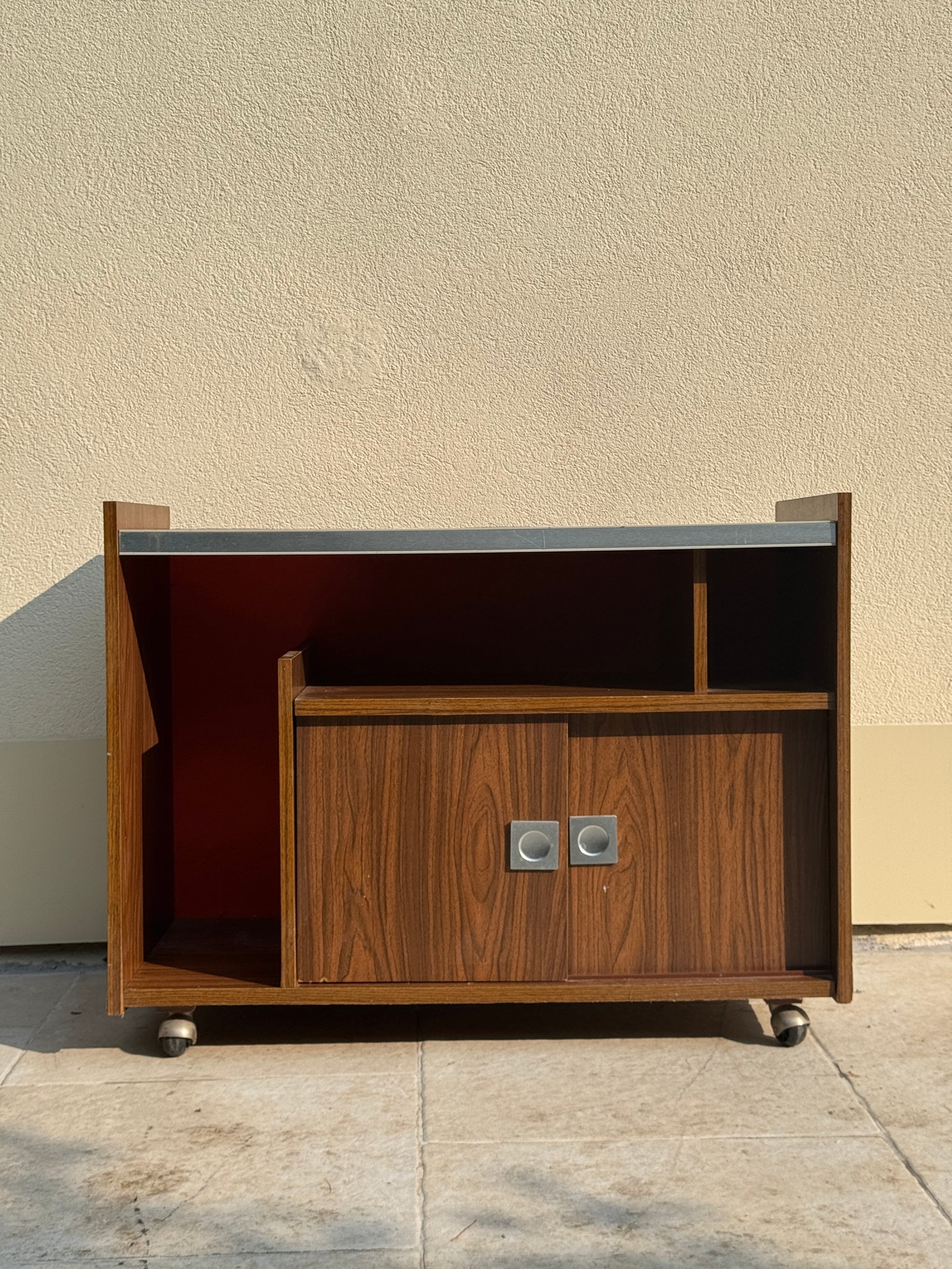 Meuble bar années 70 brun à fond orange sur roulettes