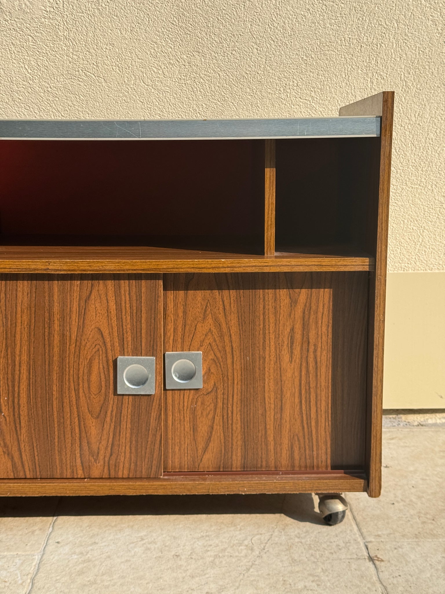 Meuble bar années 70 brun à fond orange sur roulettes