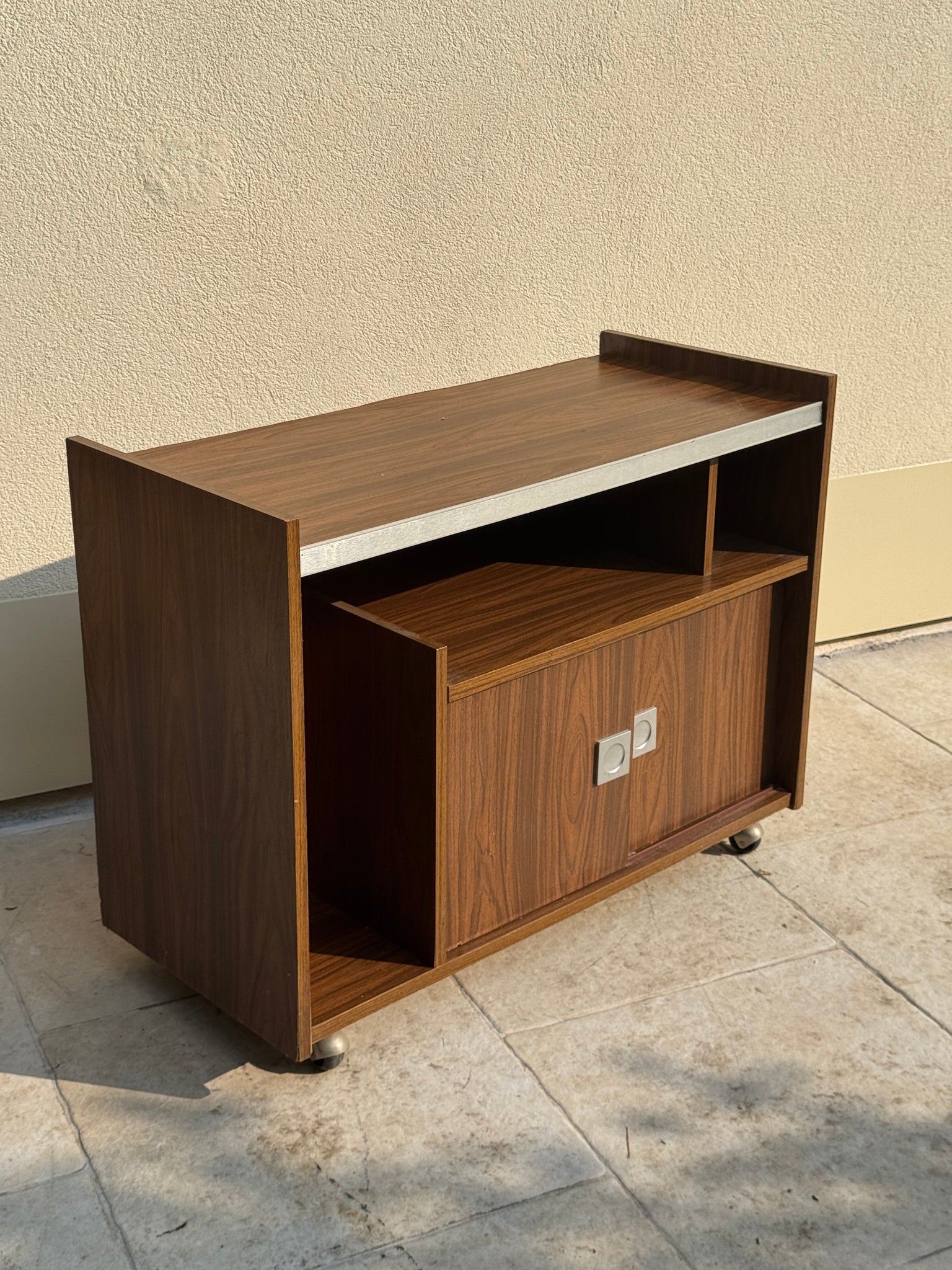 Meuble bar années 70 brun à fond orange sur roulettes
