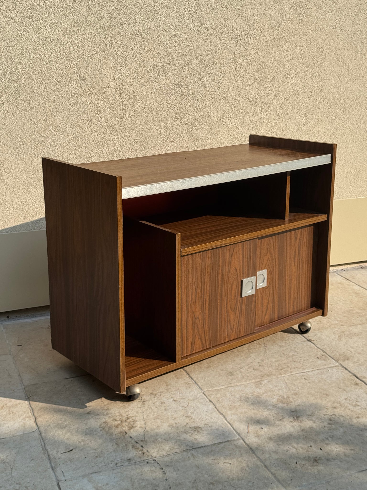 Meuble bar années 70 brun à fond orange sur roulettes