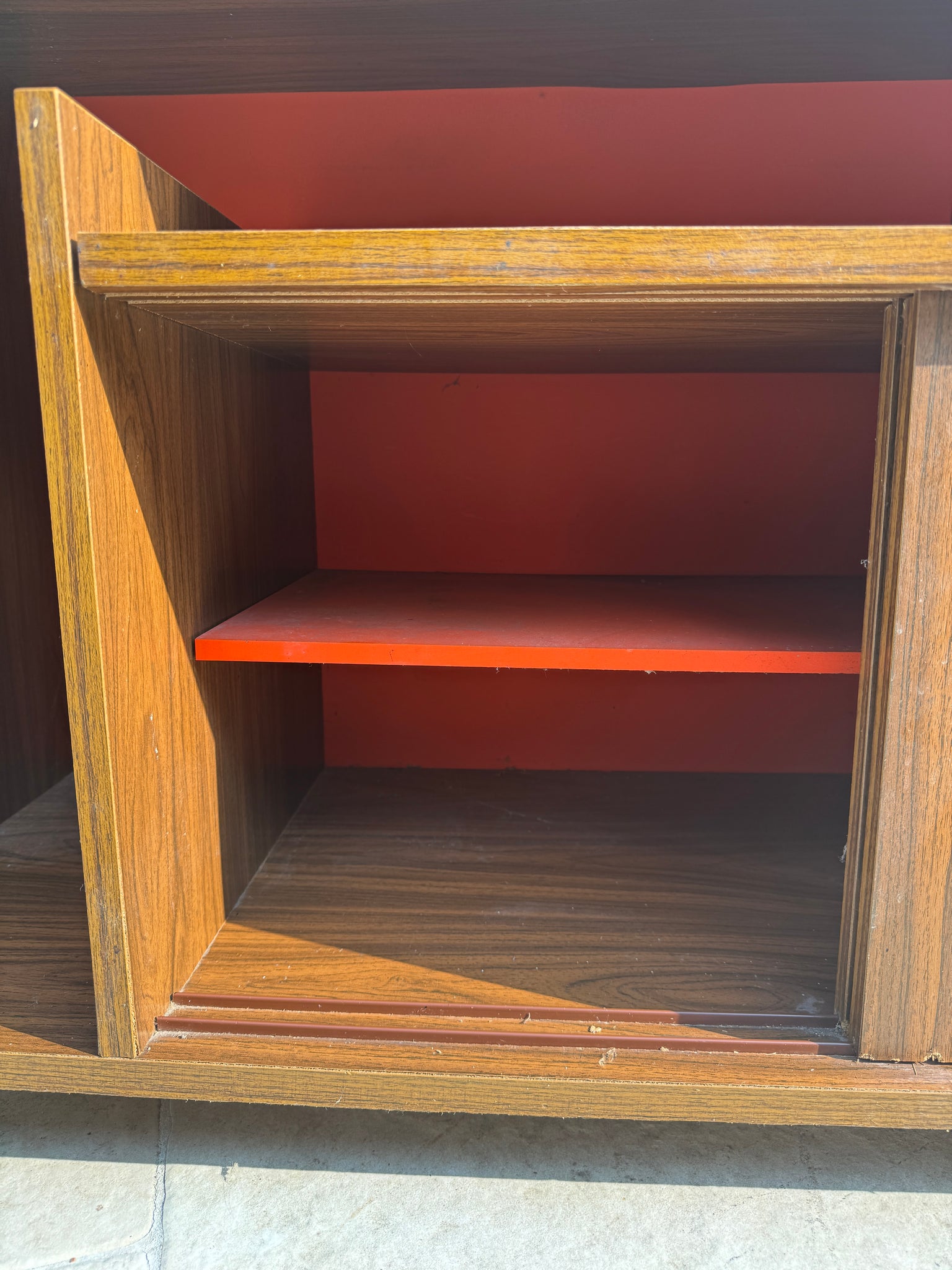Meuble bar années 70 brun à fond orange sur roulettes
