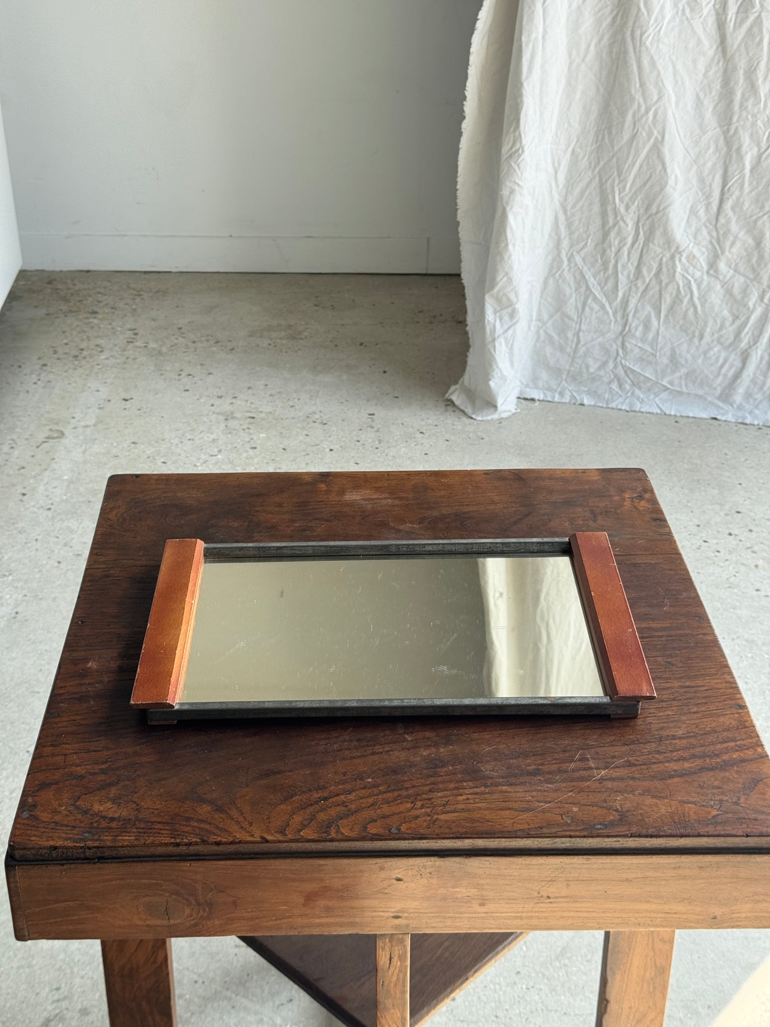 Petit plateau moderniste en métal argenté et bois vintage