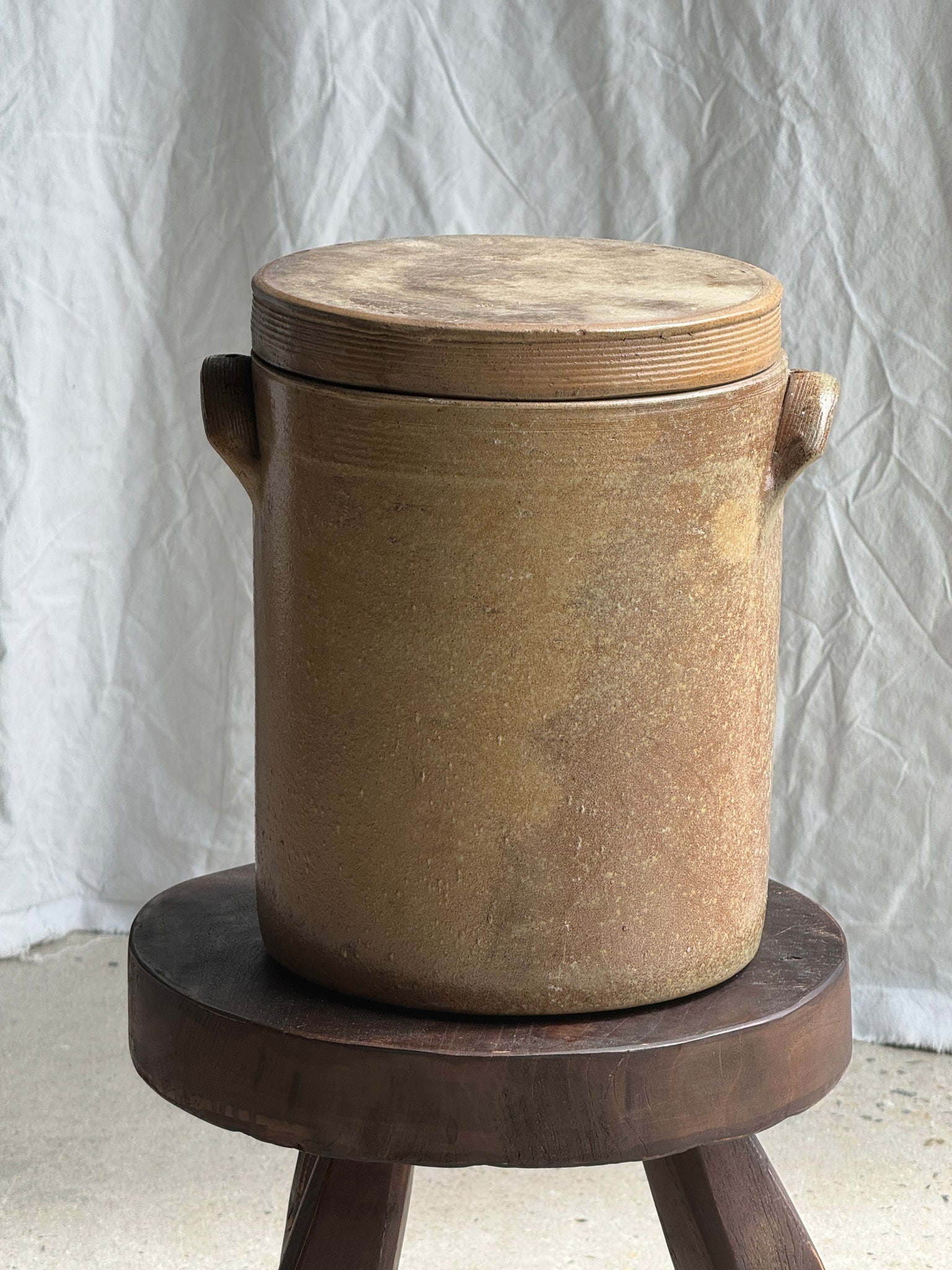 Très grand pot en grès à couvercle H28