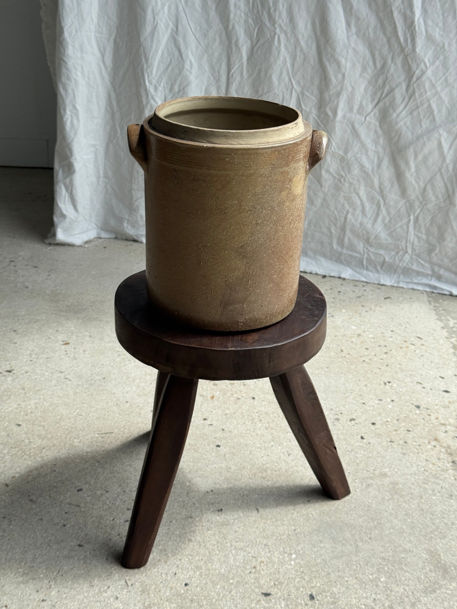 Très grand pot en grès à couvercle H28