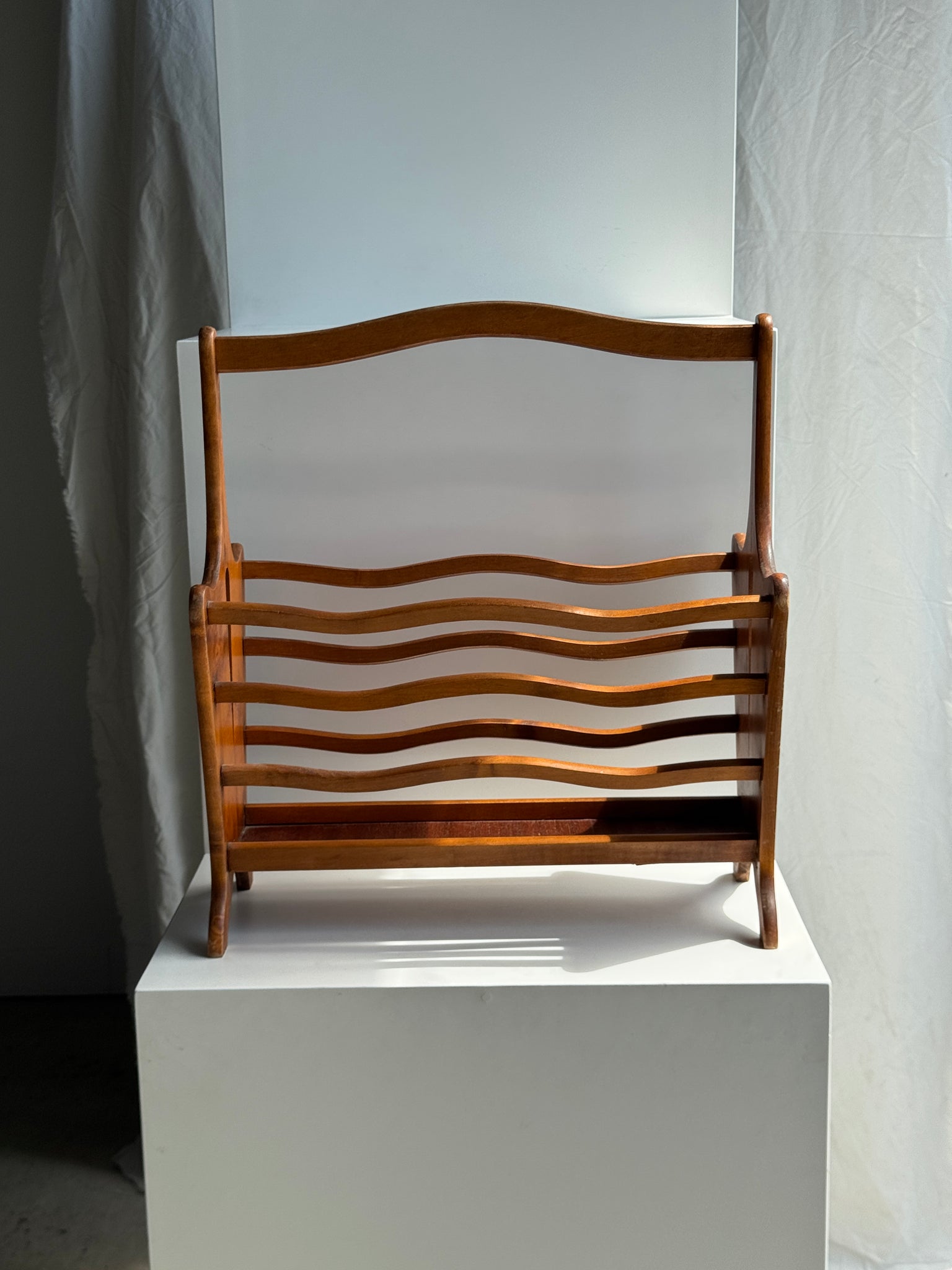 Porte-revue en bois vintage vaguelettes