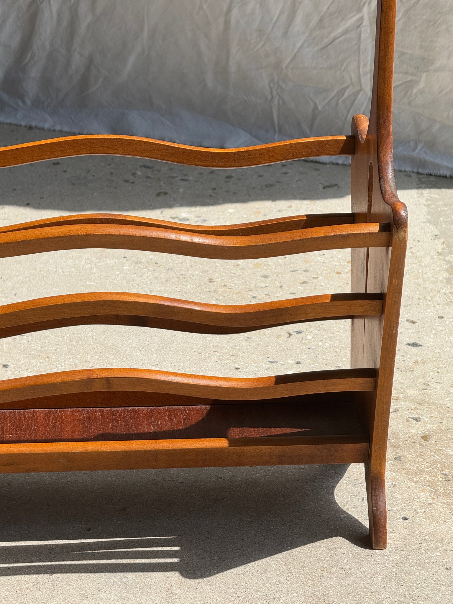 Porte-revue en bois vintage vaguelettes