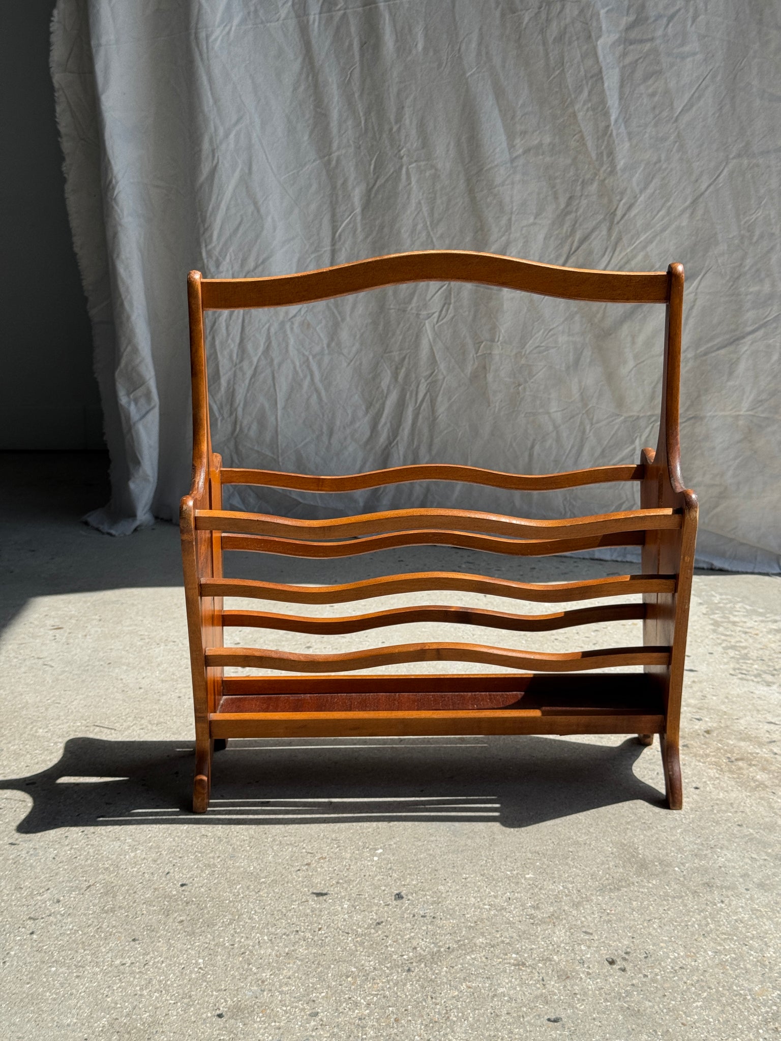 Porte-revue en bois vintage vaguelettes