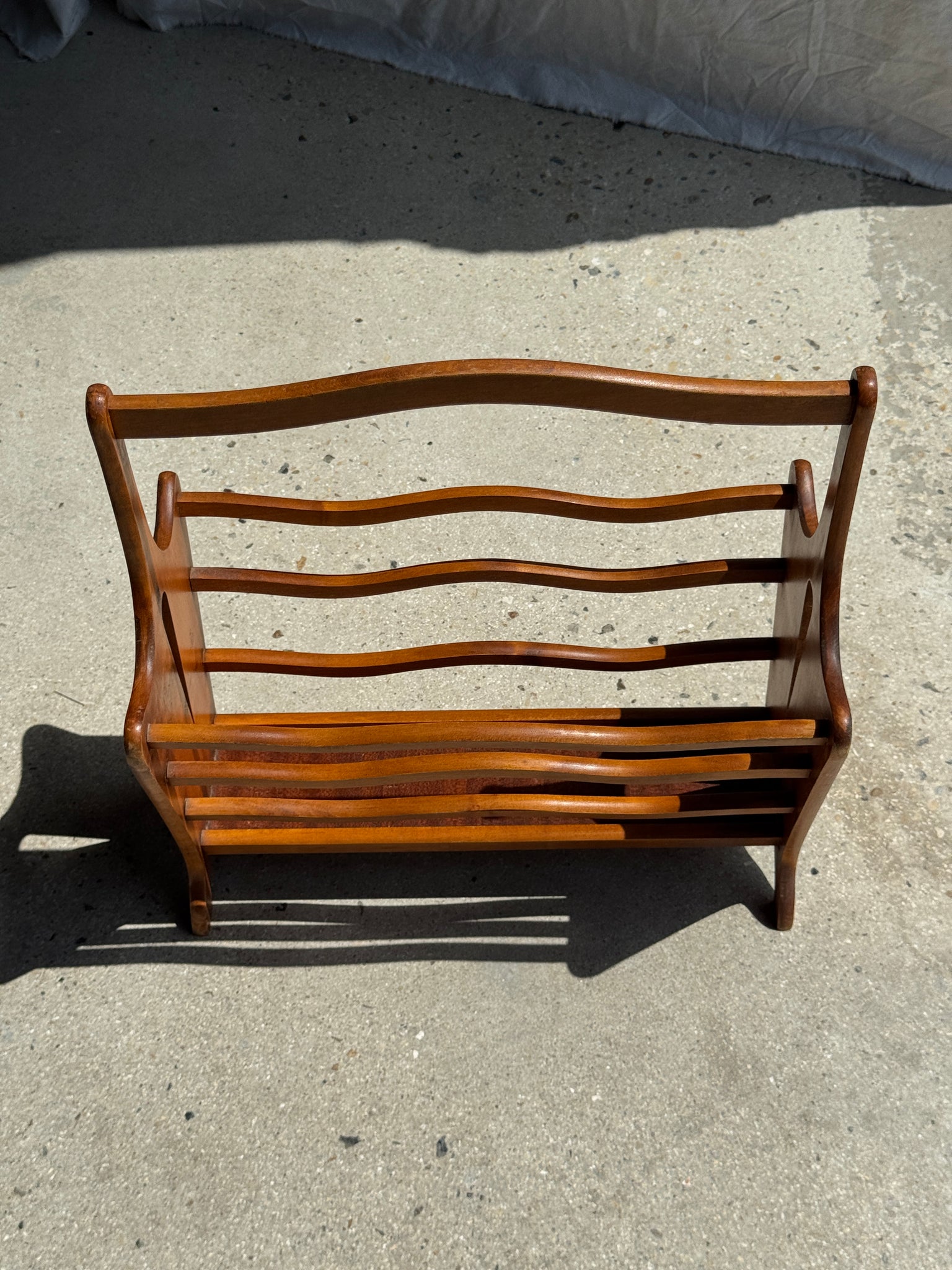 Porte-revue en bois vintage vaguelettes