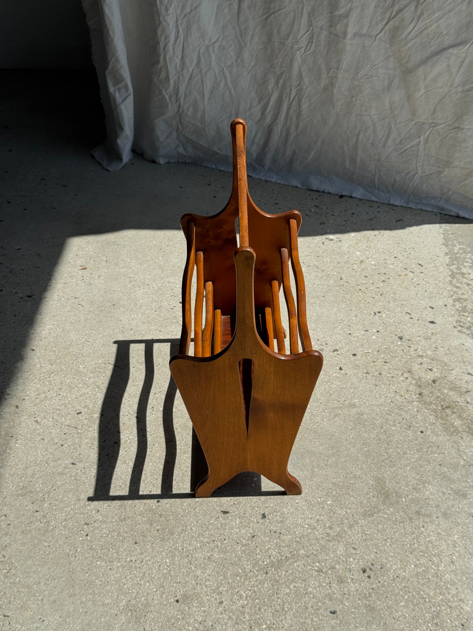 Porte-revue en bois vintage vaguelettes