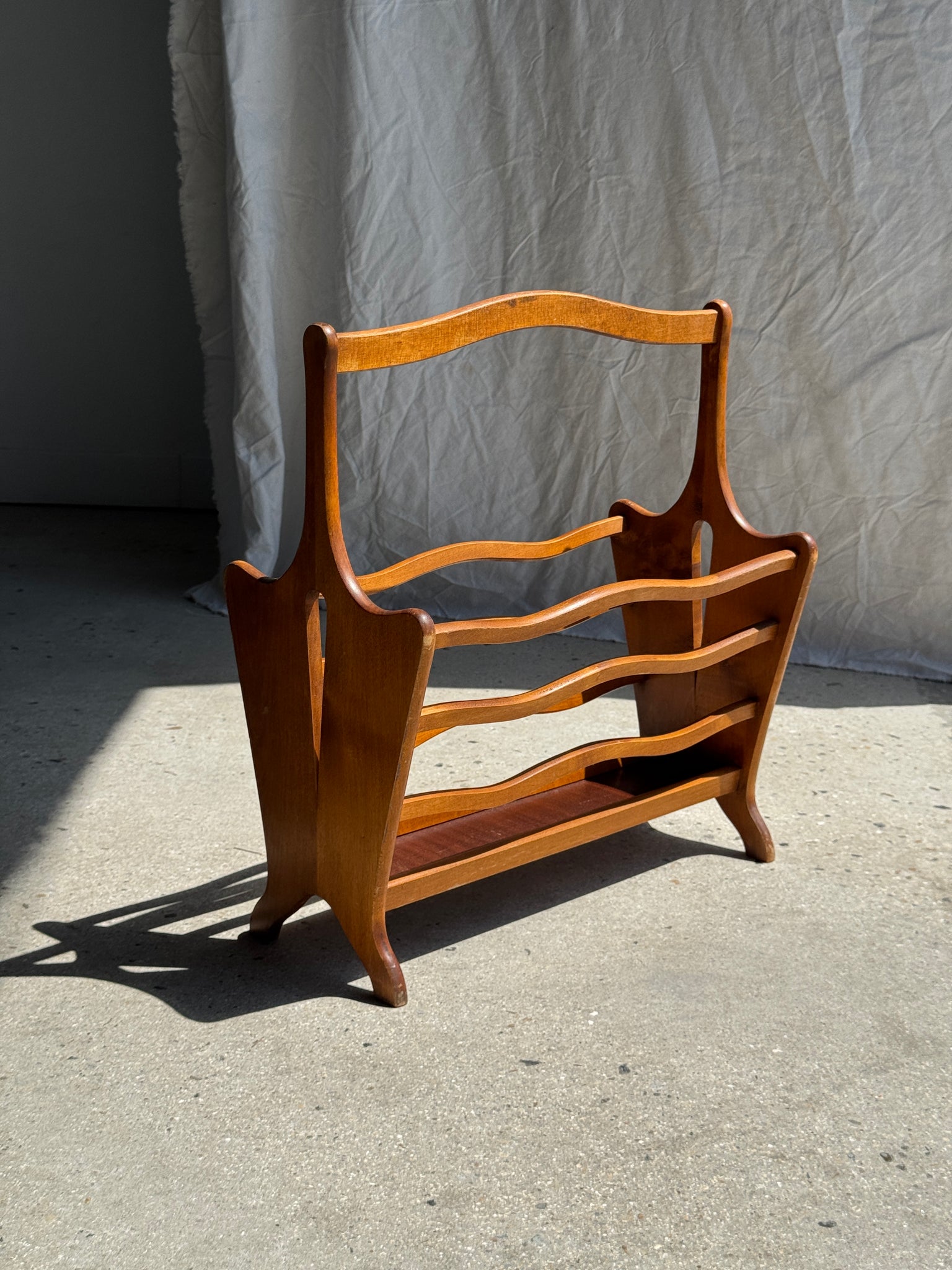 Porte-revue en bois vintage vaguelettes