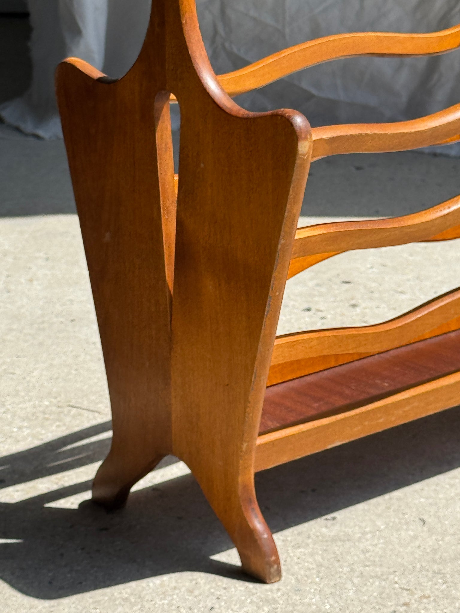 Porte-revue en bois vintage vaguelettes