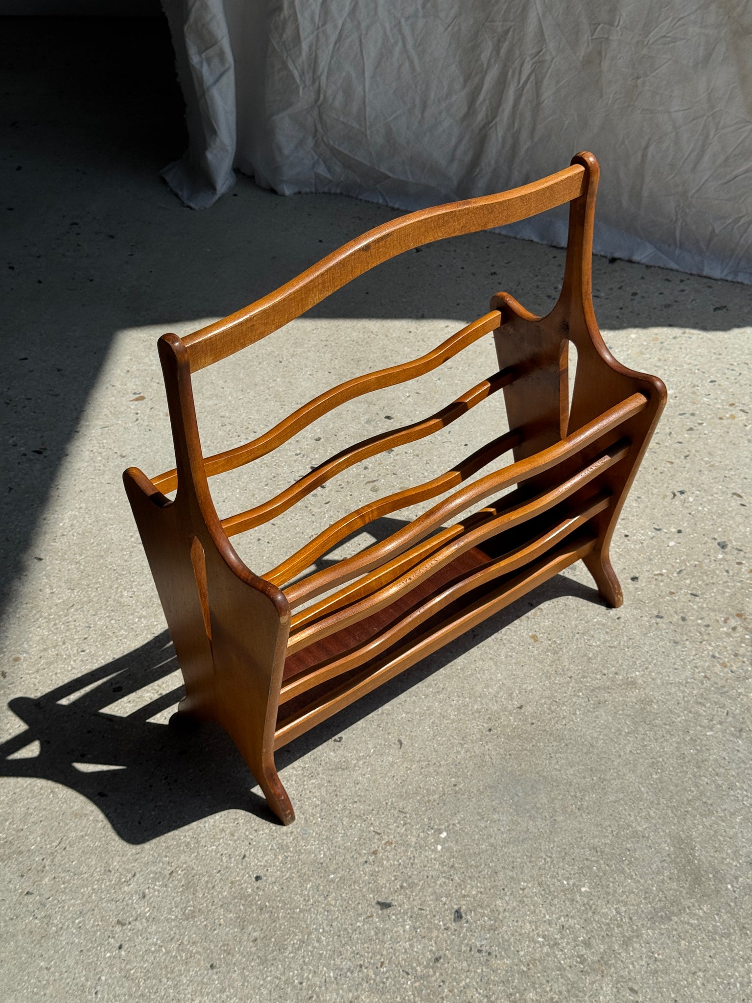 Porte-revue en bois vintage vaguelettes
