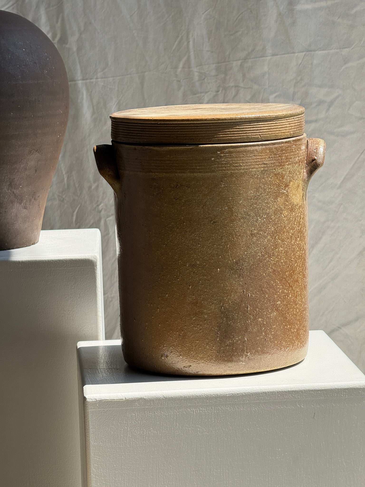 Très grand pot en grès à couvercle H28