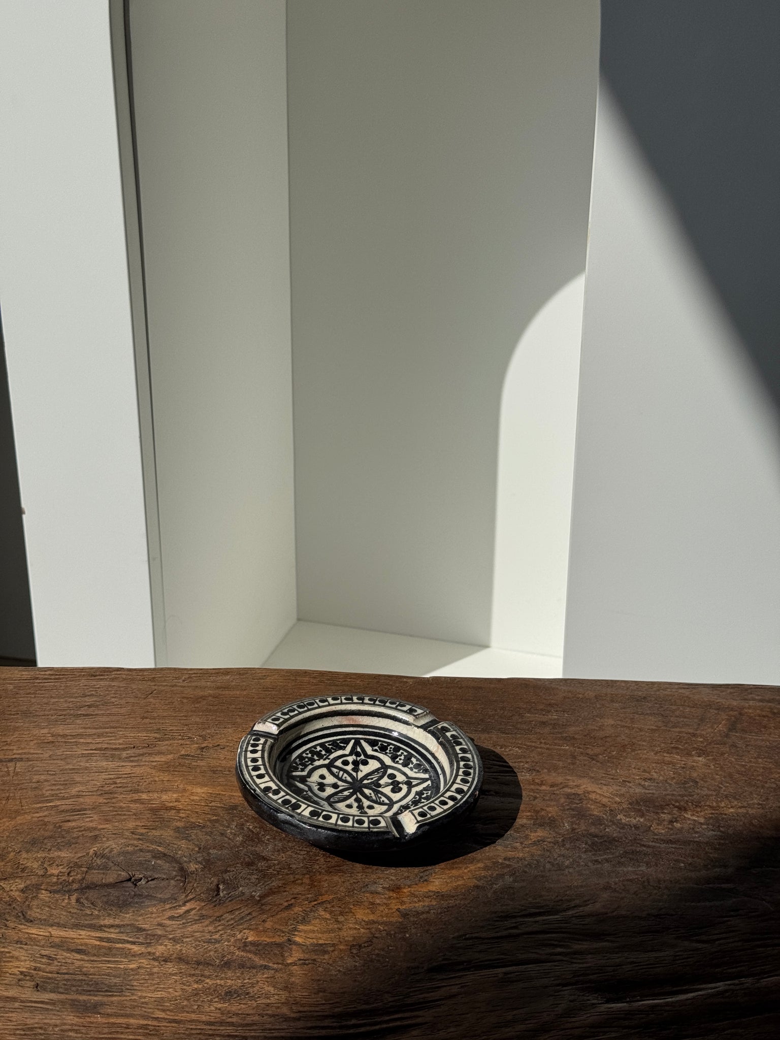 Cendrier artisanal marocain Safi noir et blanc peint à la main