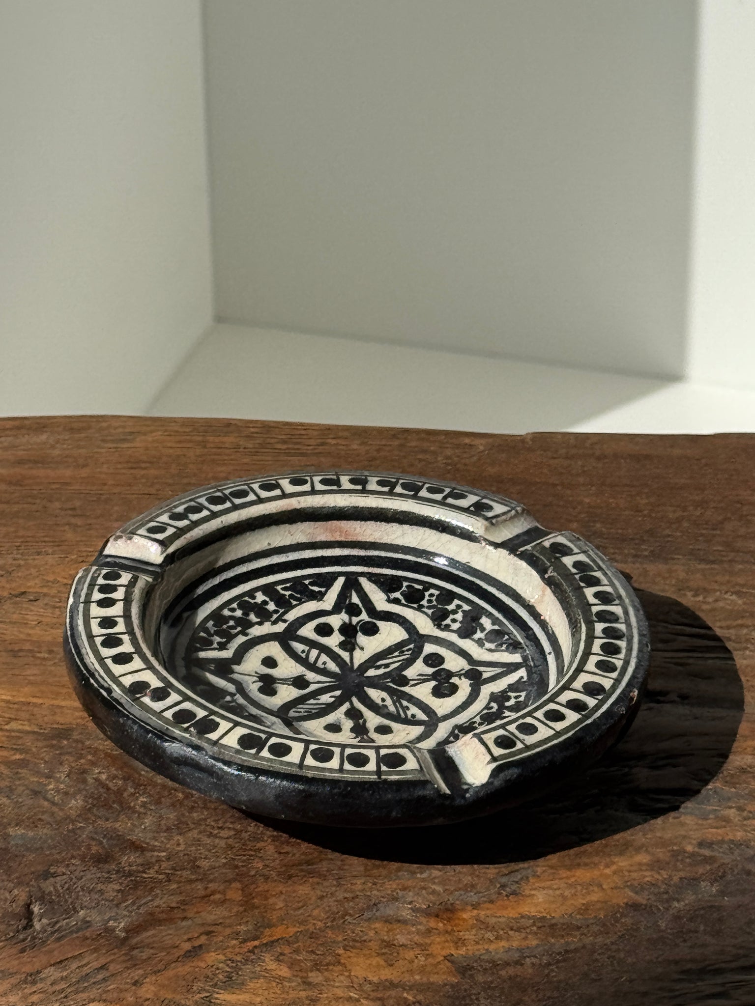 Cendrier artisanal marocain Safi noir et blanc peint à la main