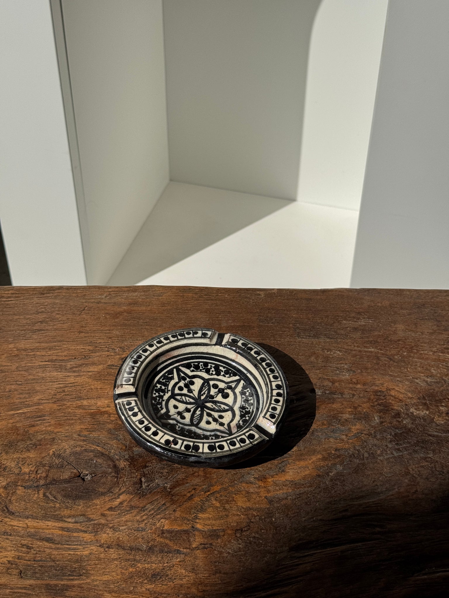 Cendrier artisanal marocain Safi noir et blanc peint à la main
