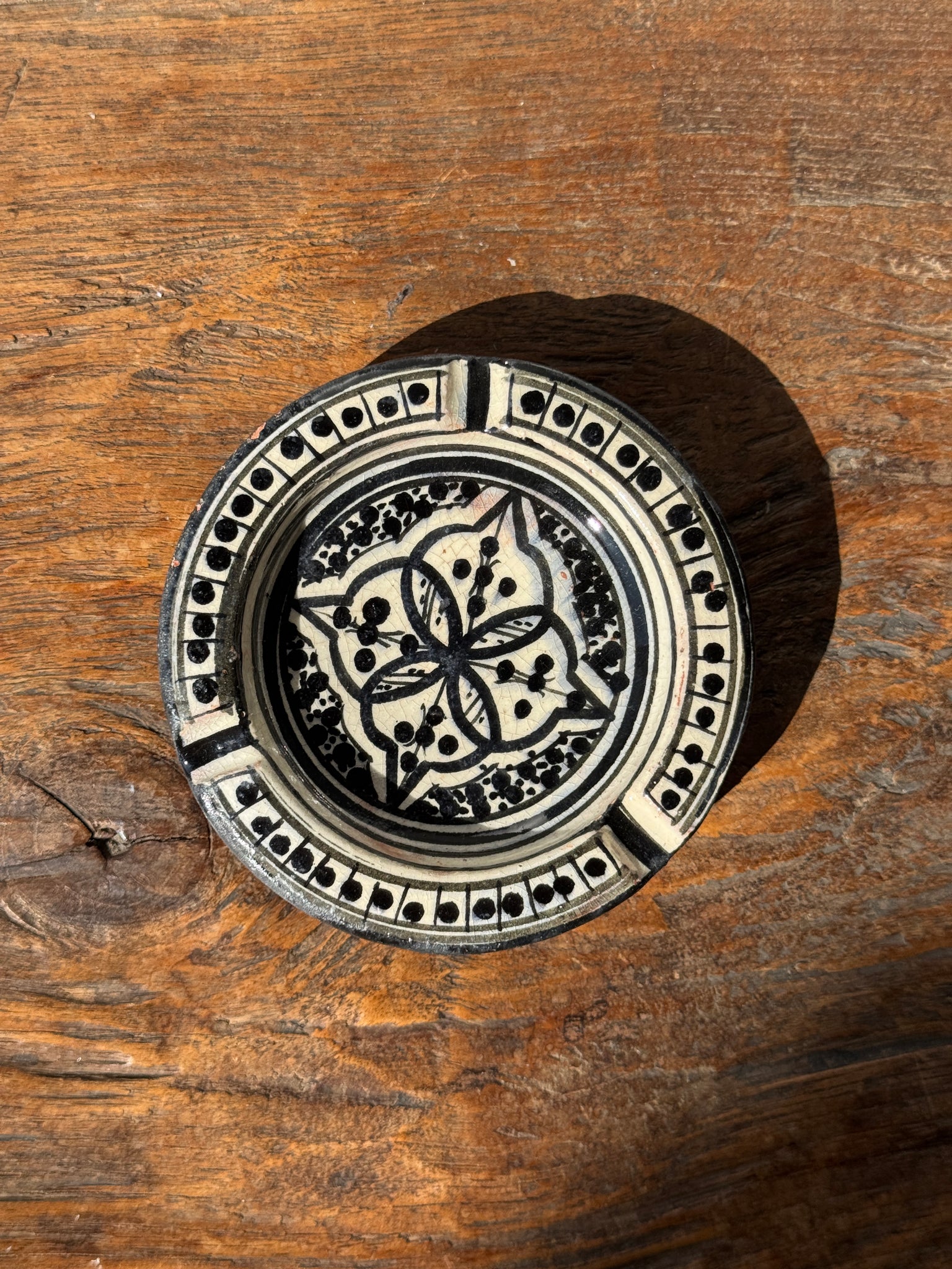 Cendrier artisanal marocain Safi noir et blanc peint à la main