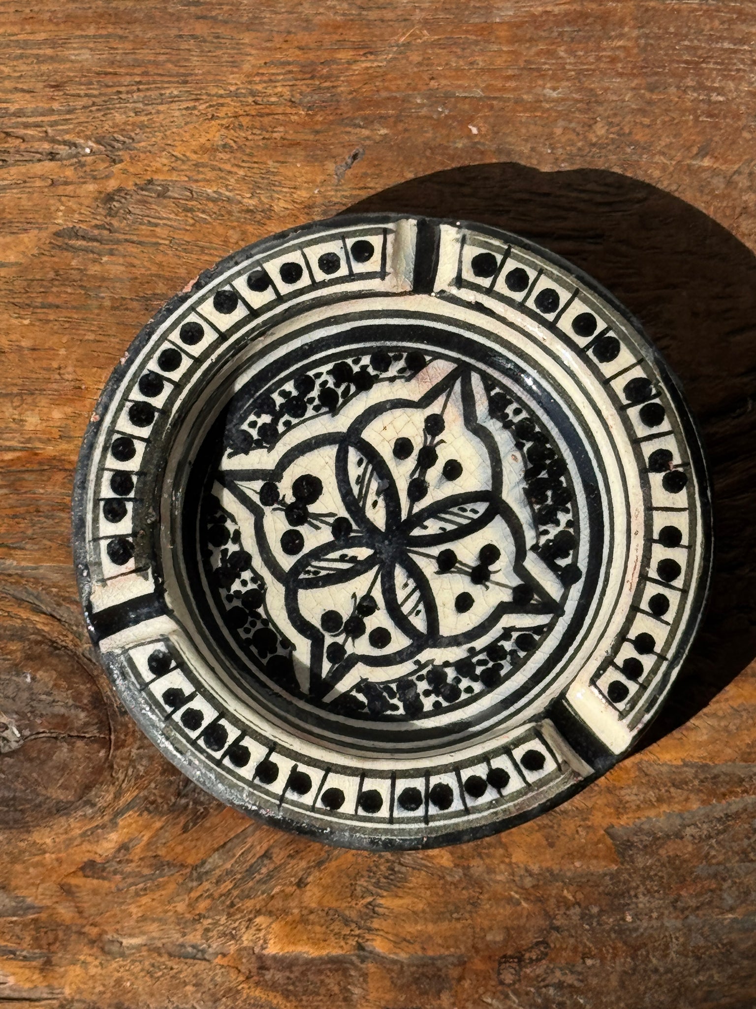Cendrier artisanal marocain Safi noir et blanc peint à la main