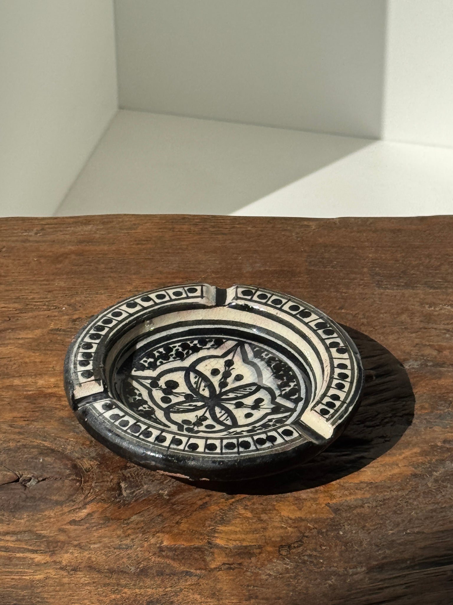 Cendrier artisanal marocain Safi noir et blanc peint à la main