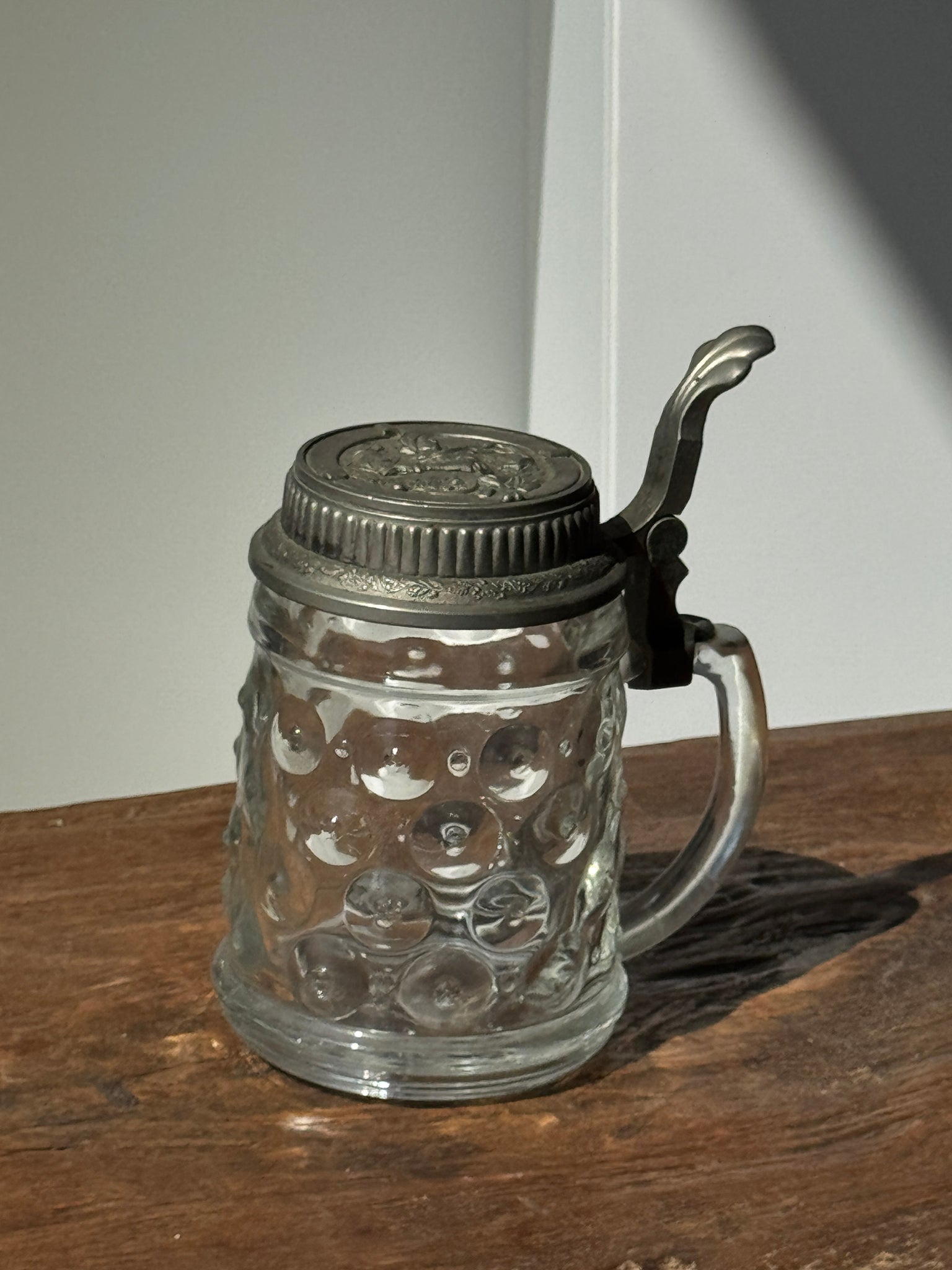 Chope de bière alsacienne avec couvercle figuratif en étain