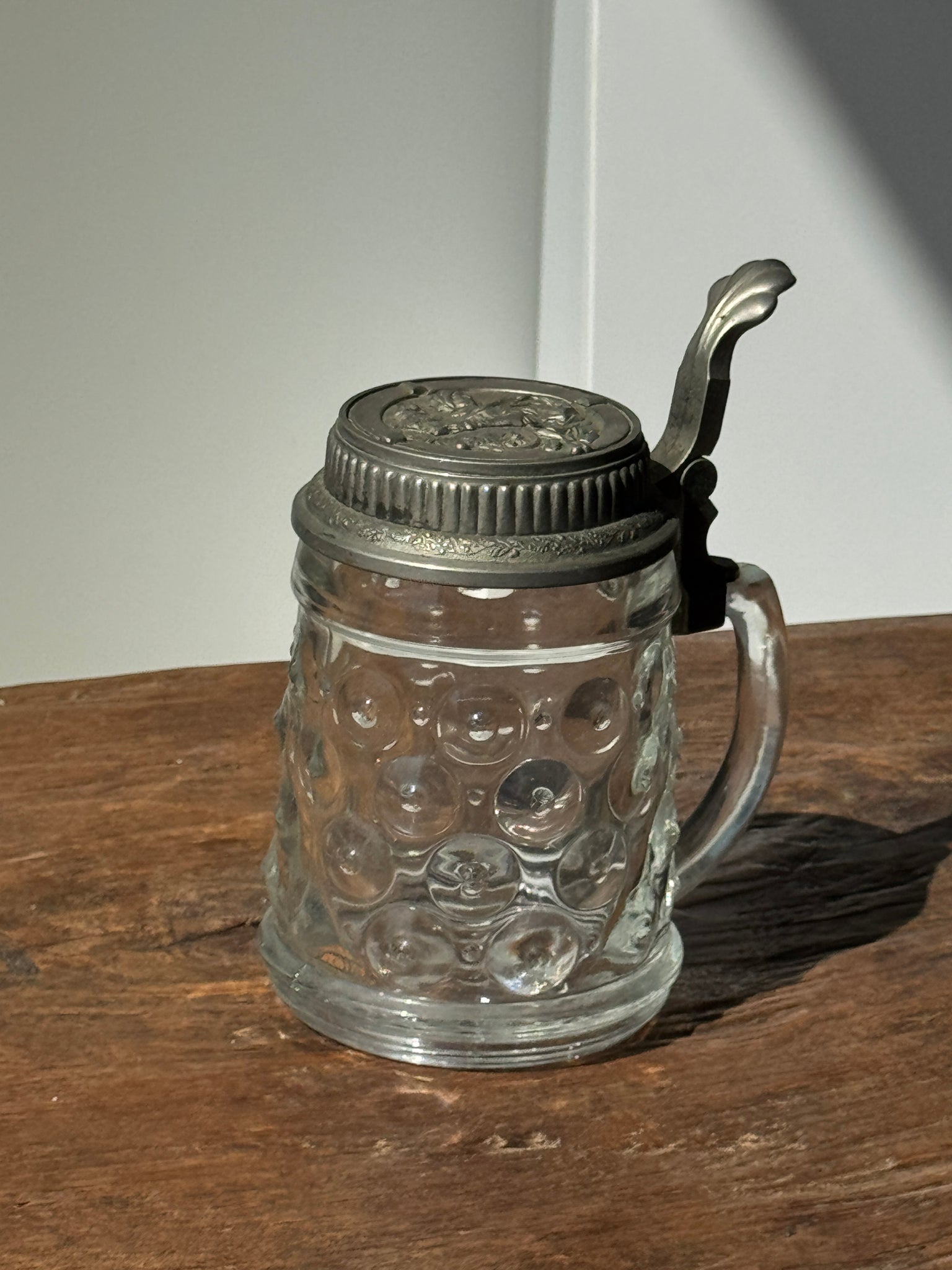 Chope de bière alsacienne avec couvercle figuratif en étain