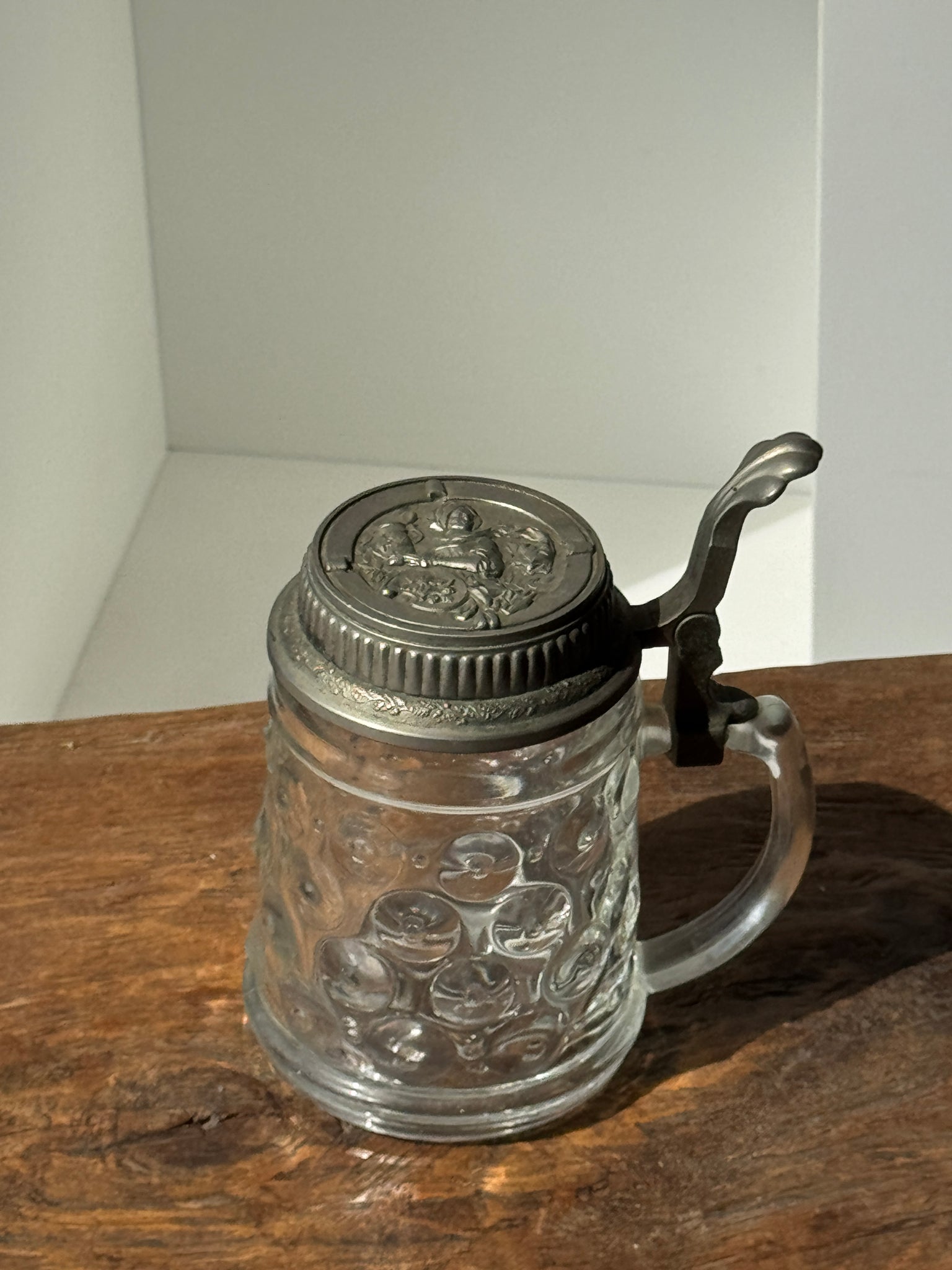 Chope de bière alsacienne avec couvercle figuratif en étain