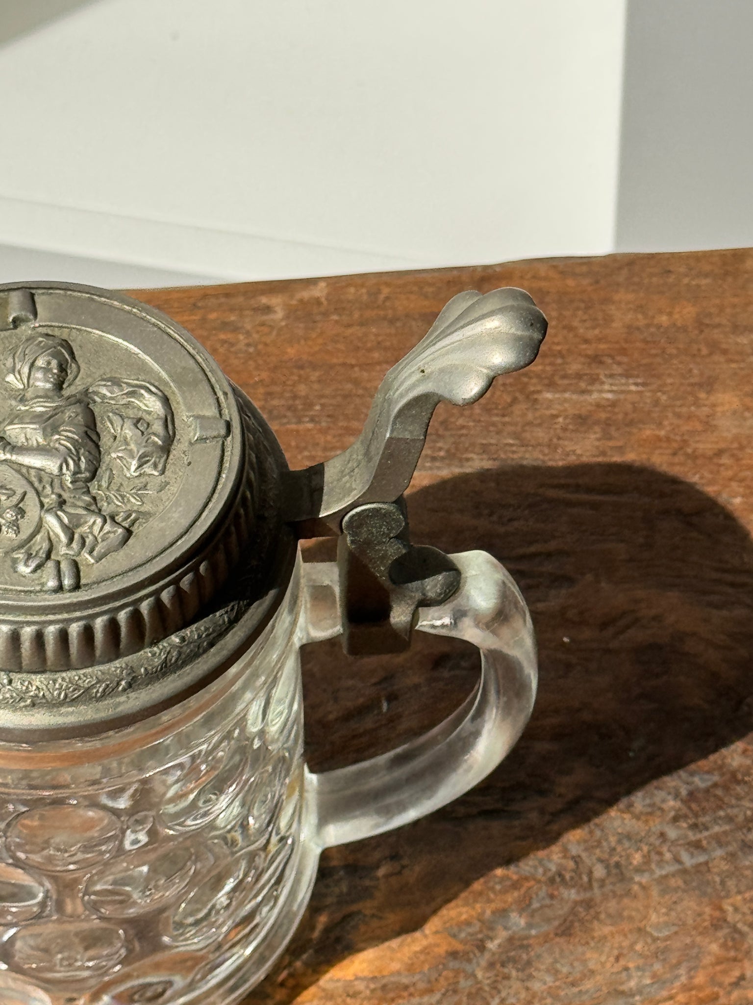 Chope de bière alsacienne avec couvercle figuratif en étain