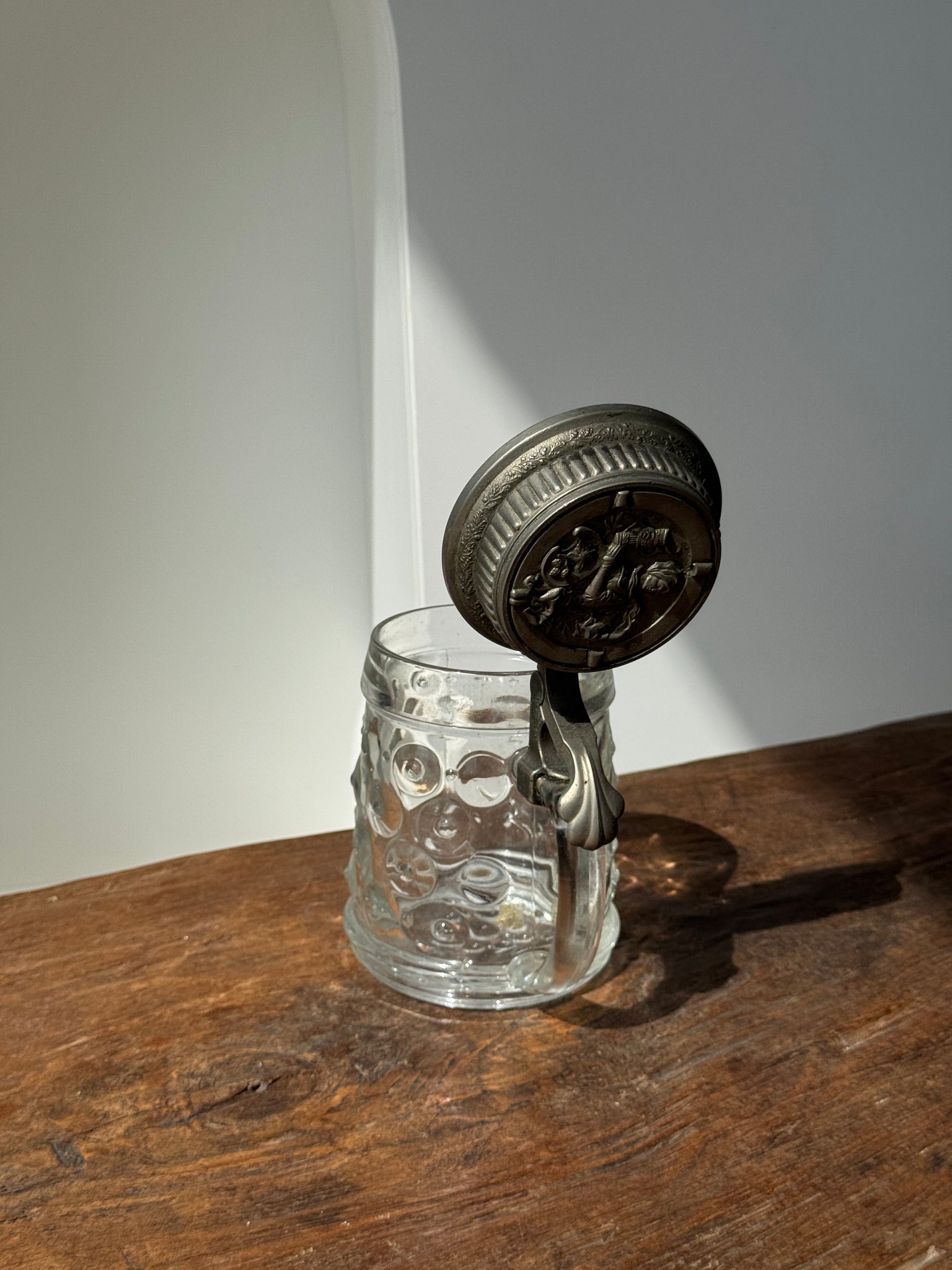 Chope de bière alsacienne avec couvercle figuratif en étain