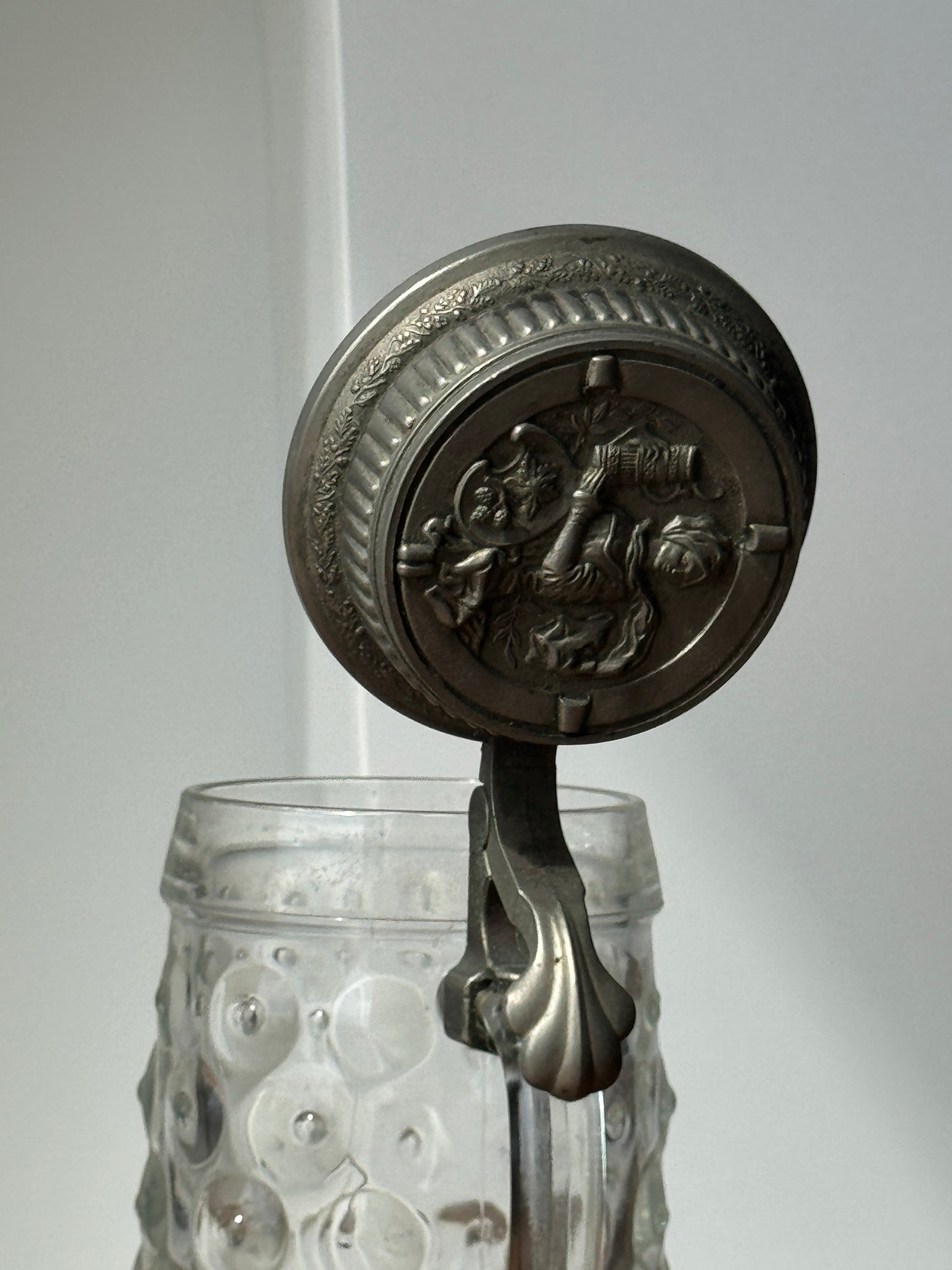 Chope de bière alsacienne avec couvercle figuratif en étain