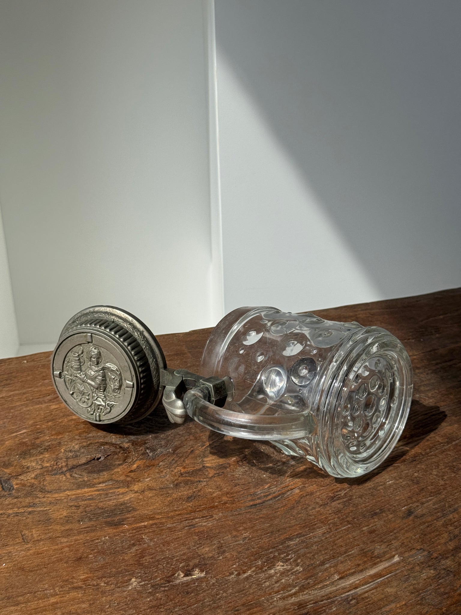 Chope de bière alsacienne avec couvercle figuratif en étain
