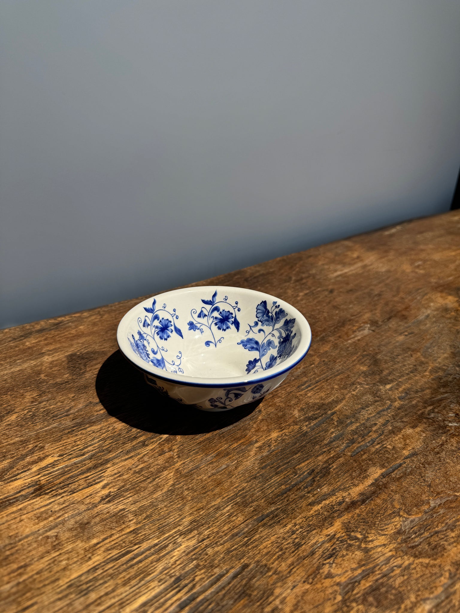 Petit bol blanc à motif de fleurs bleues Elisabeth Sia Collection