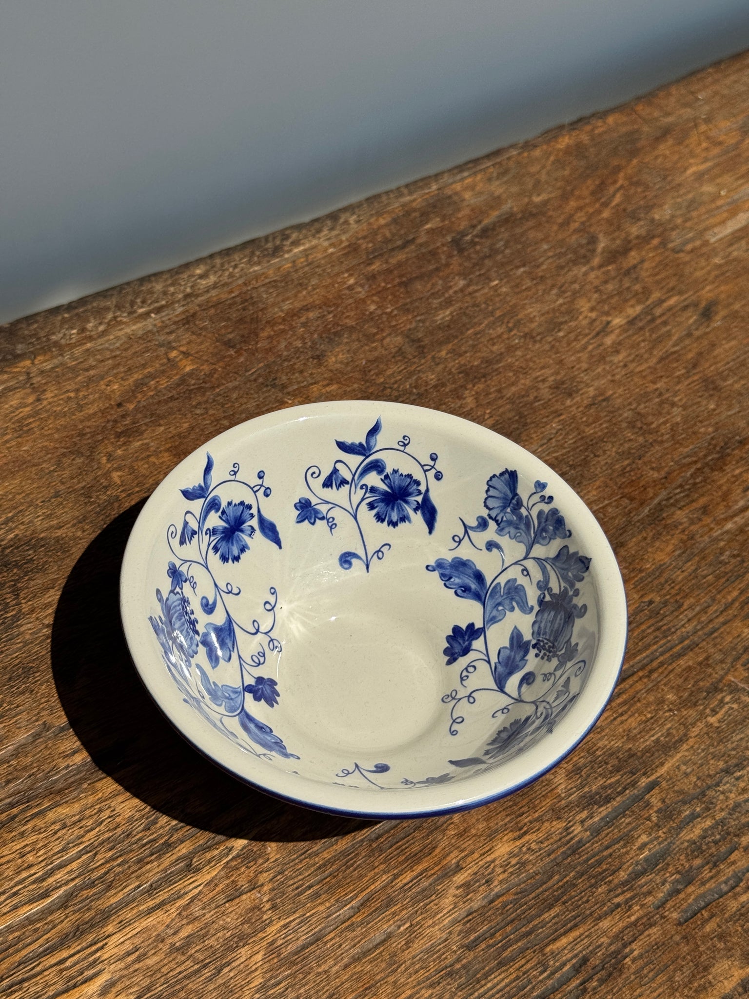 Petit bol blanc à motif de fleurs bleues Elisabeth Sia Collection