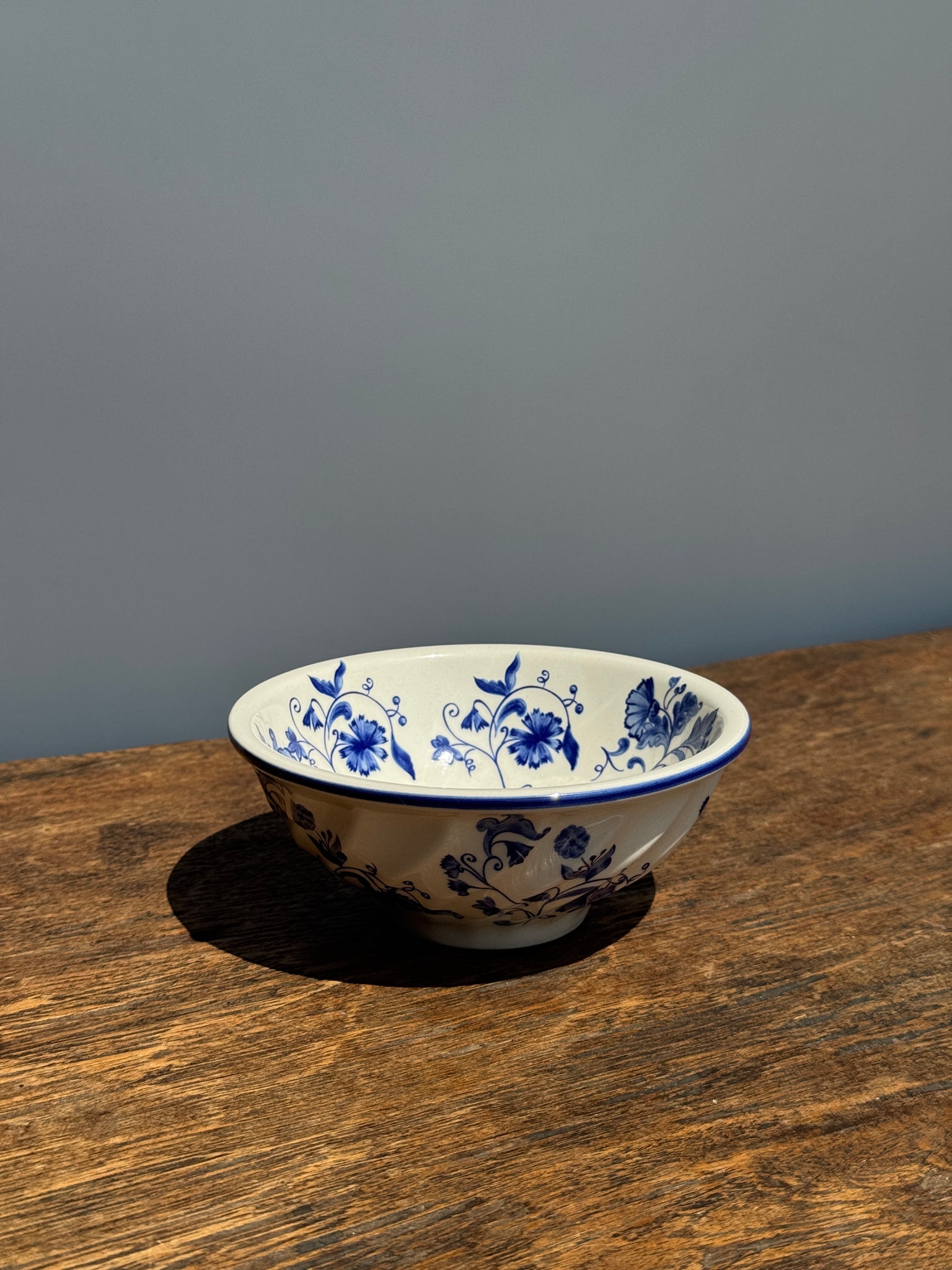 Petit bol blanc à motif de fleurs bleues Elisabeth Sia Collection