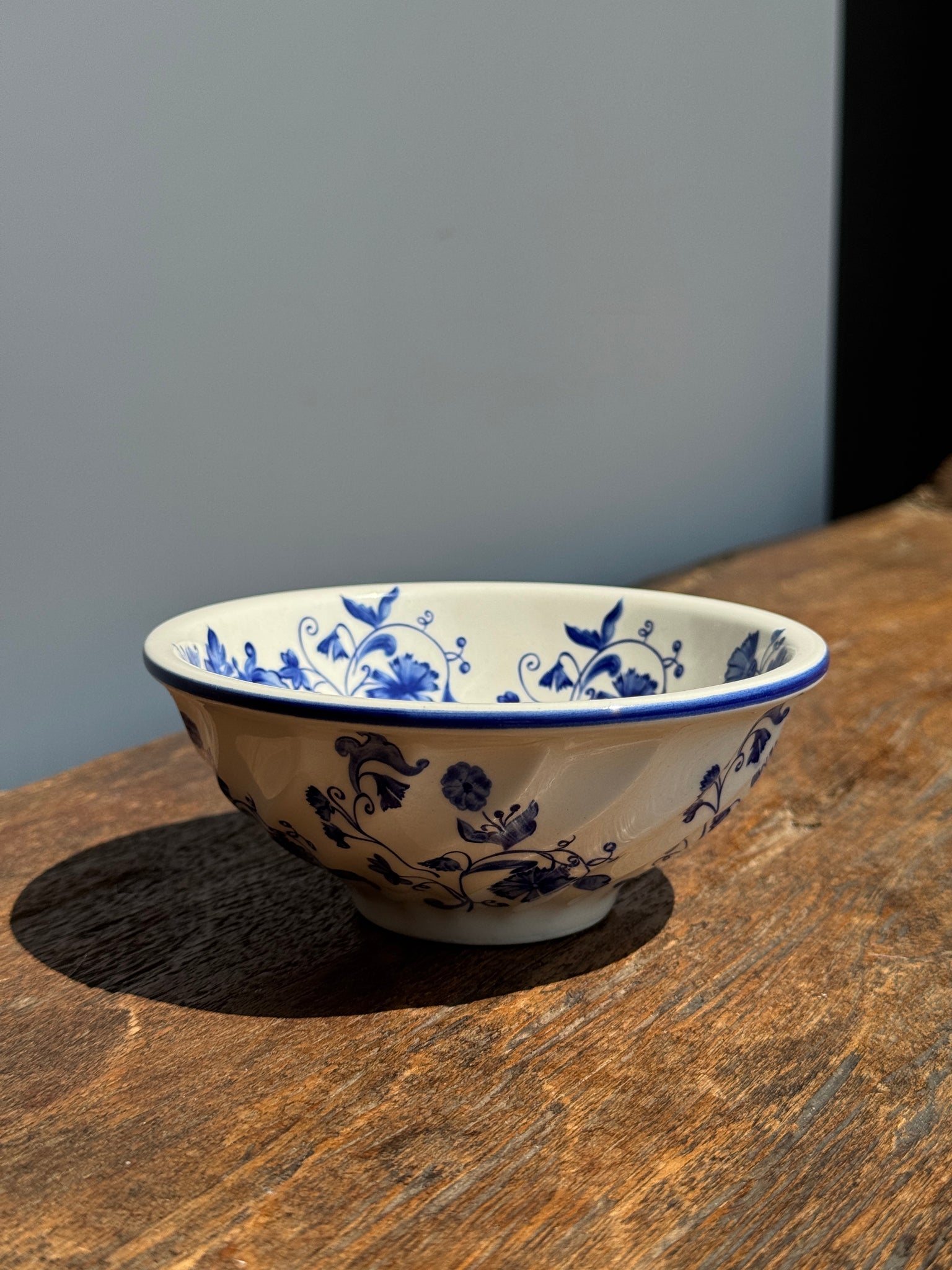 Petit bol blanc à motif de fleurs bleues Elisabeth Sia Collection