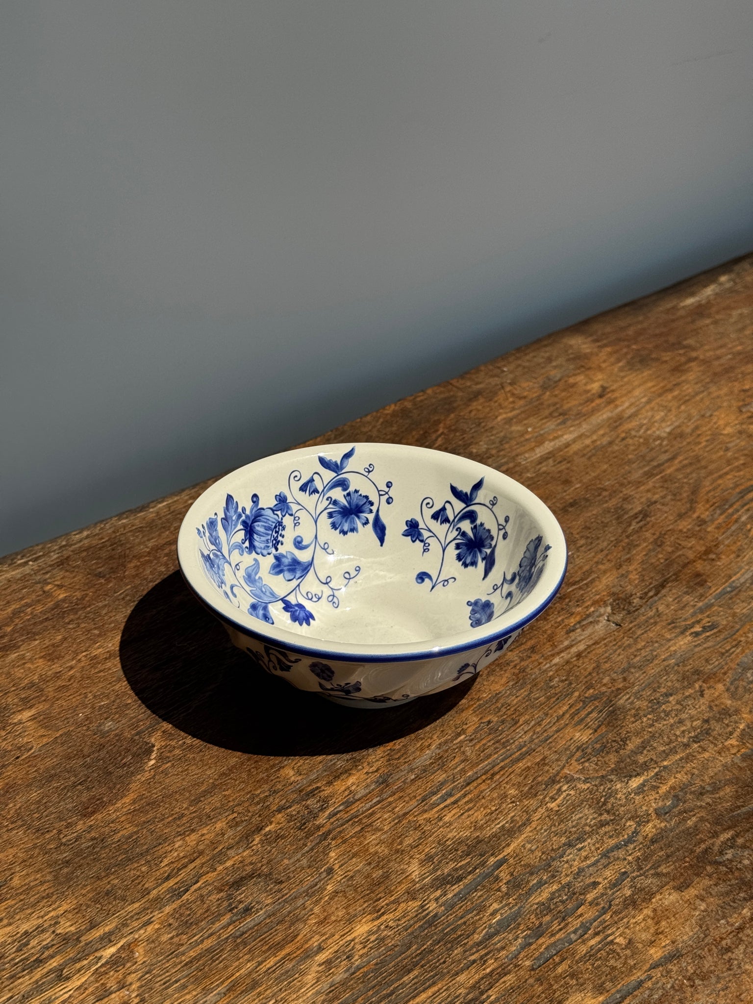 Petit bol blanc à motif de fleurs bleues Elisabeth Sia Collection