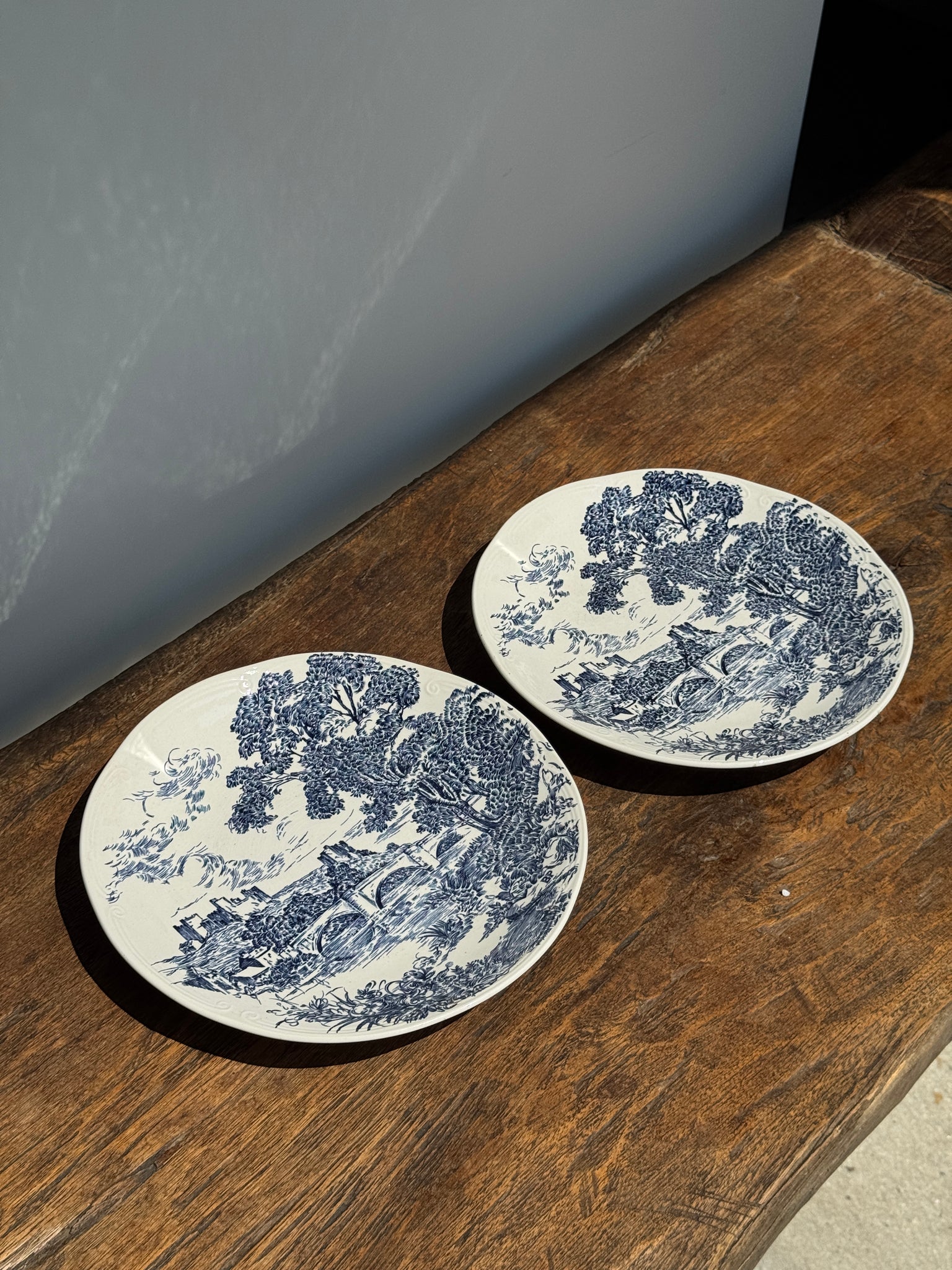 Lot de 2 assiettes en faïence à décor bleu de pont et de château