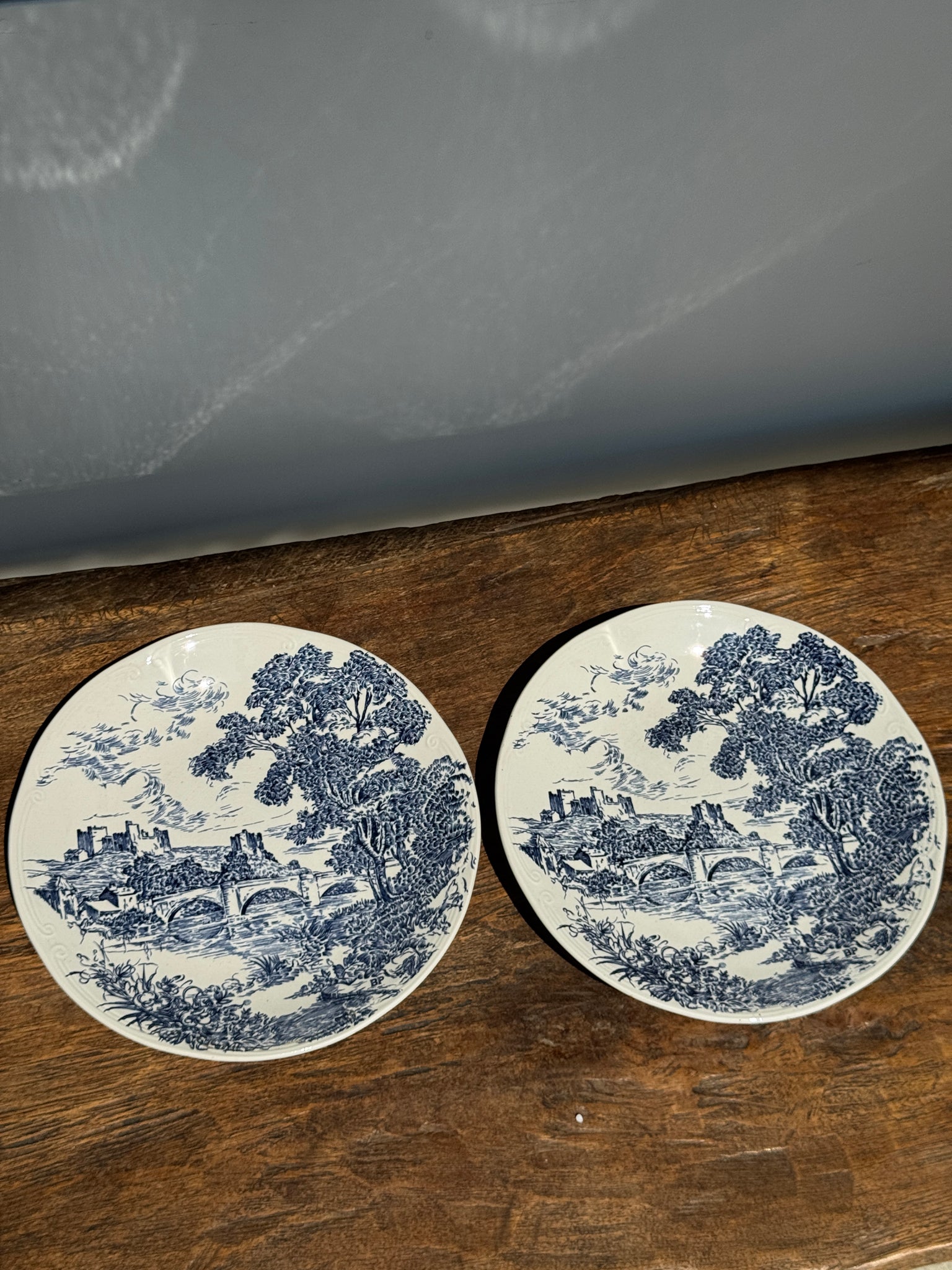 Lot de 2 assiettes en faïence à décor bleu de pont et de château