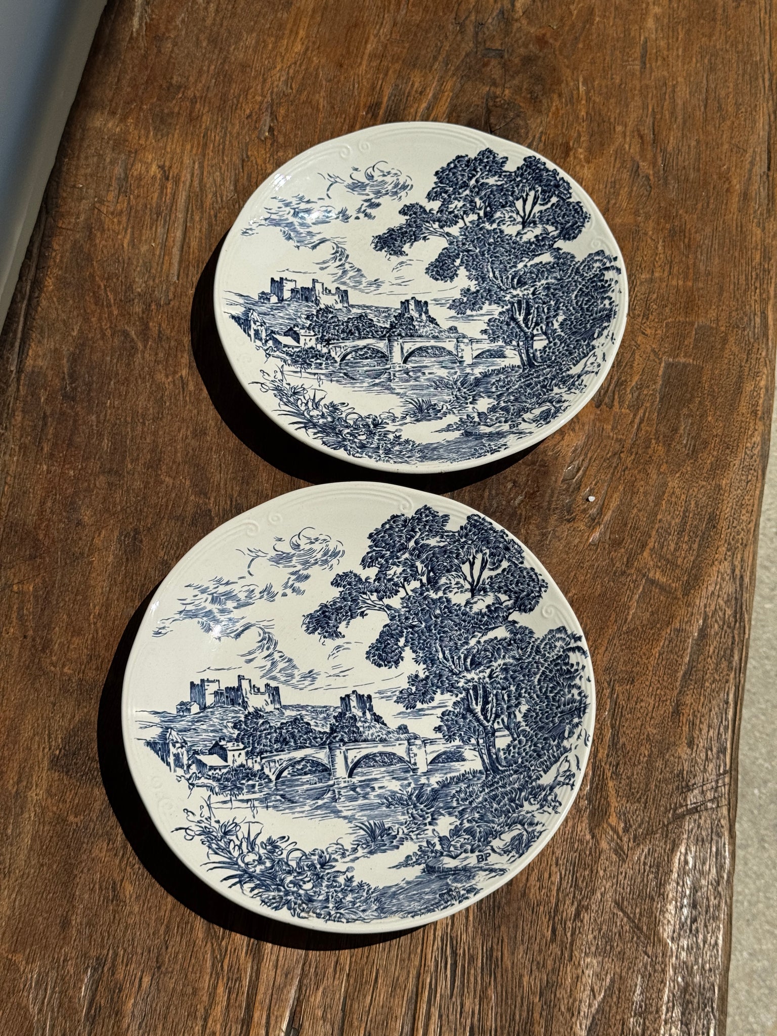 Lot de 2 assiettes en faïence à décor bleu de pont et de château