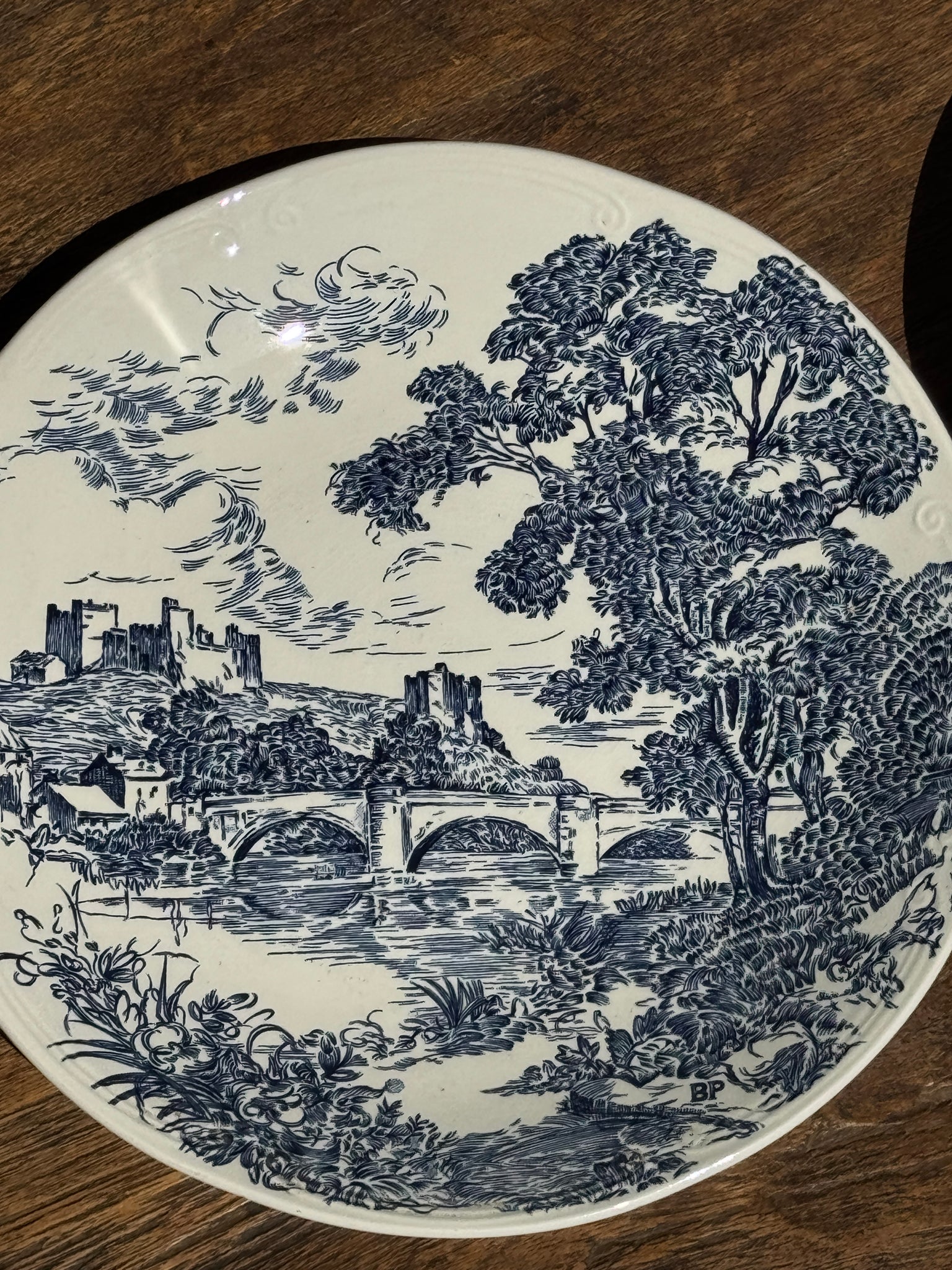 Lot de 2 assiettes en faïence à décor bleu de pont et de château