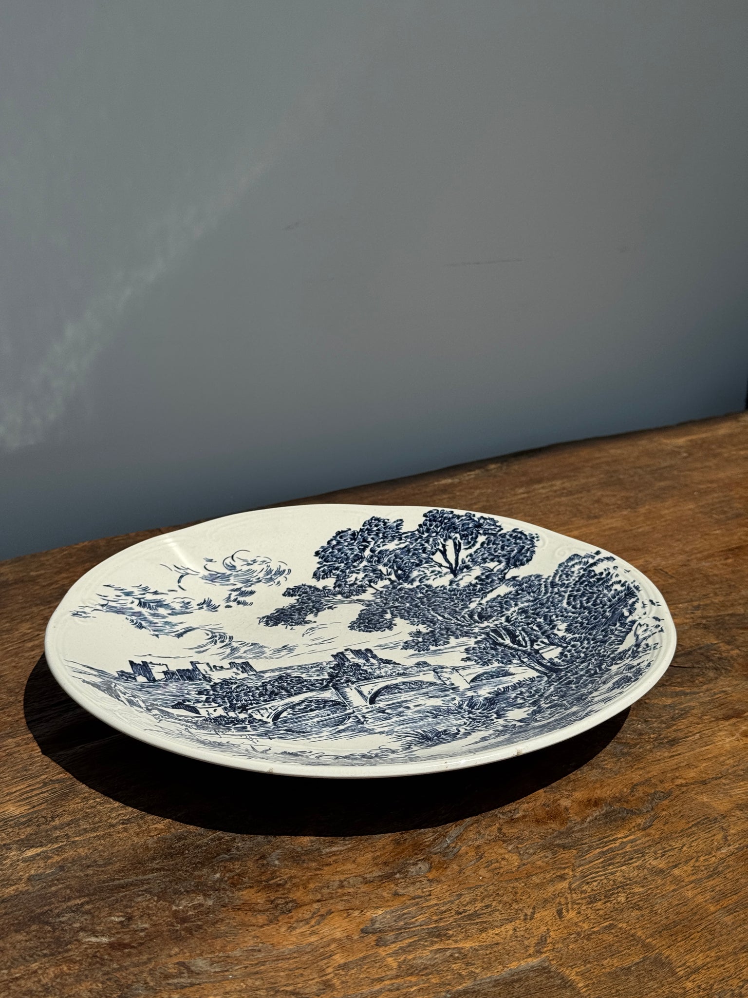 Lot de 2 assiettes en faïence à décor bleu de pont et de château
