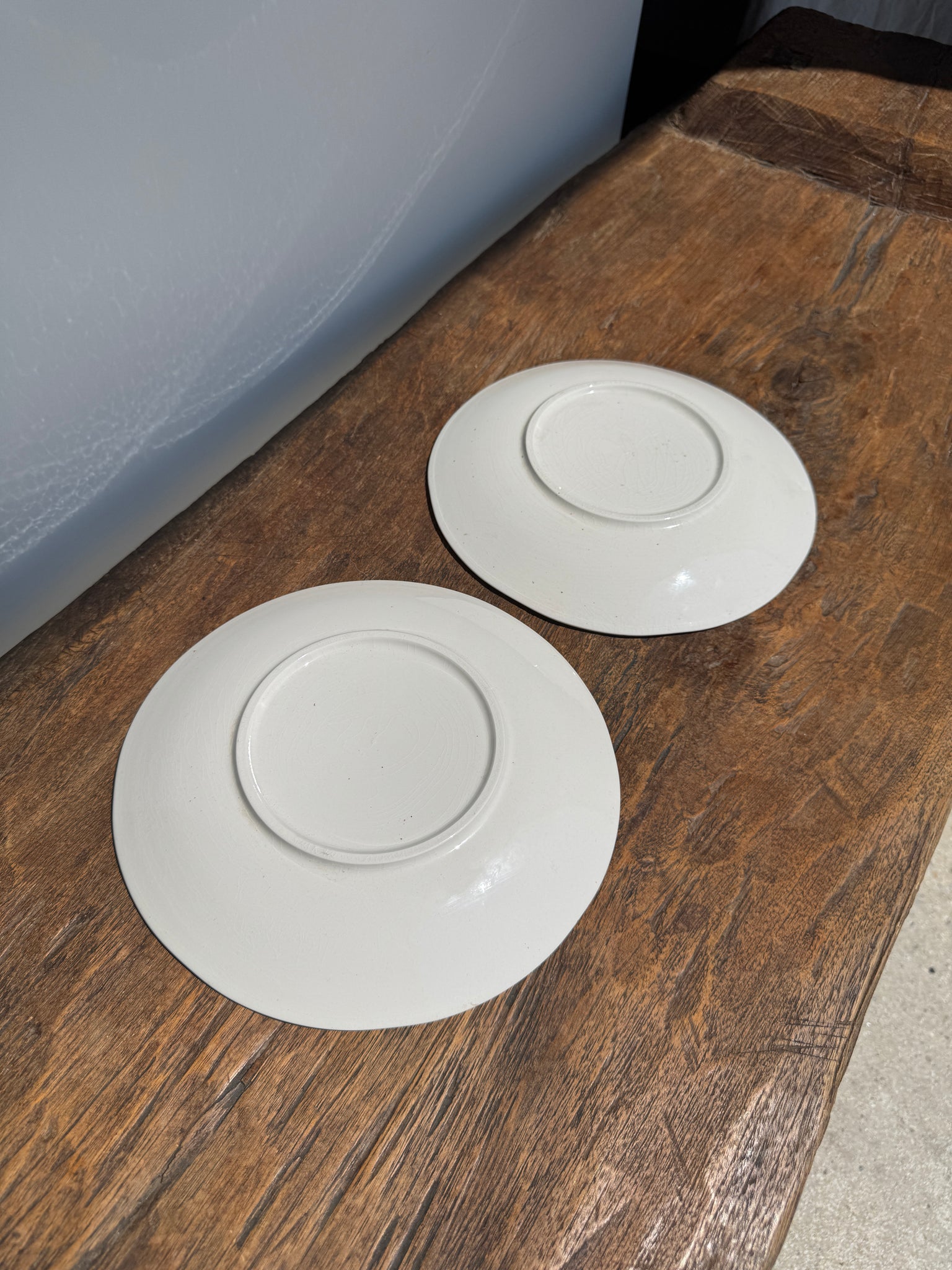 Lot de 2 assiettes en faïence à décor bleu de pont et de château