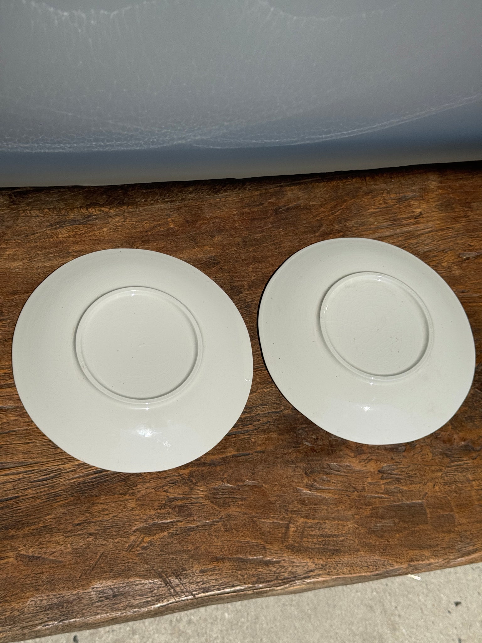 Lot de 2 assiettes en faïence à décor bleu de pont et de château