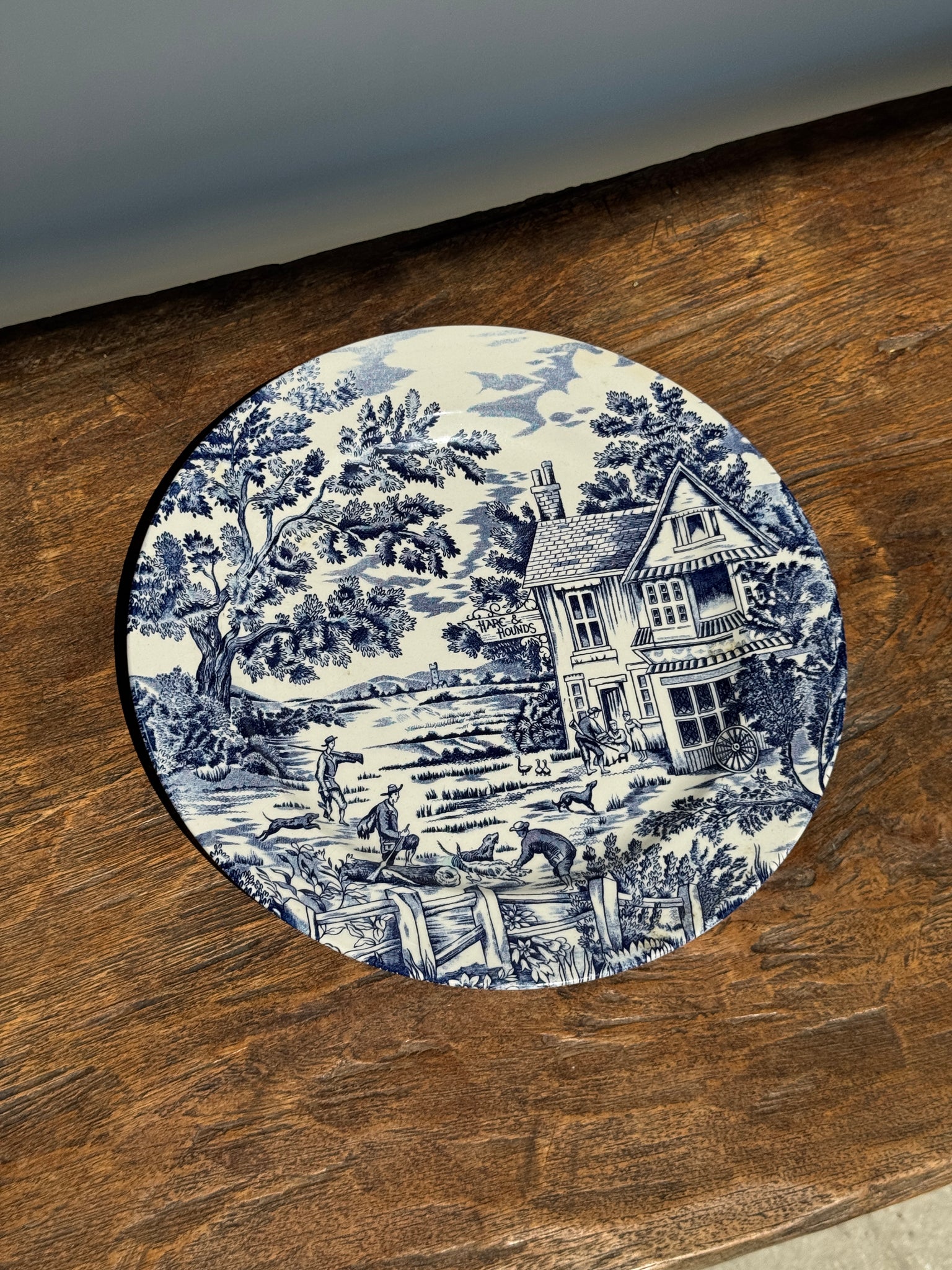 Une grande assiette plate anglaise à décor bleu motif de retour de chasse