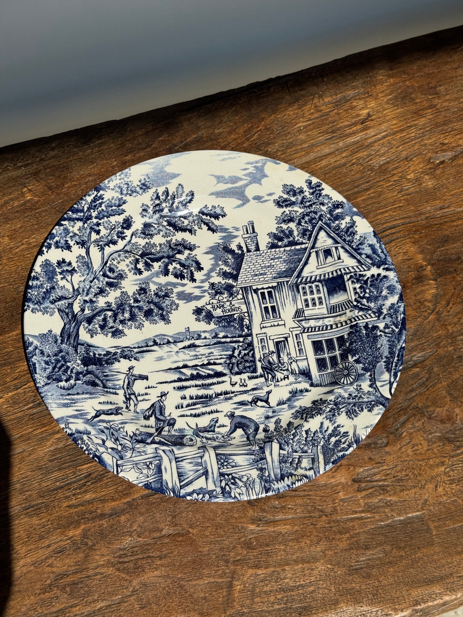 Une grande assiette plate anglaise à décor bleu motif de retour de chasse