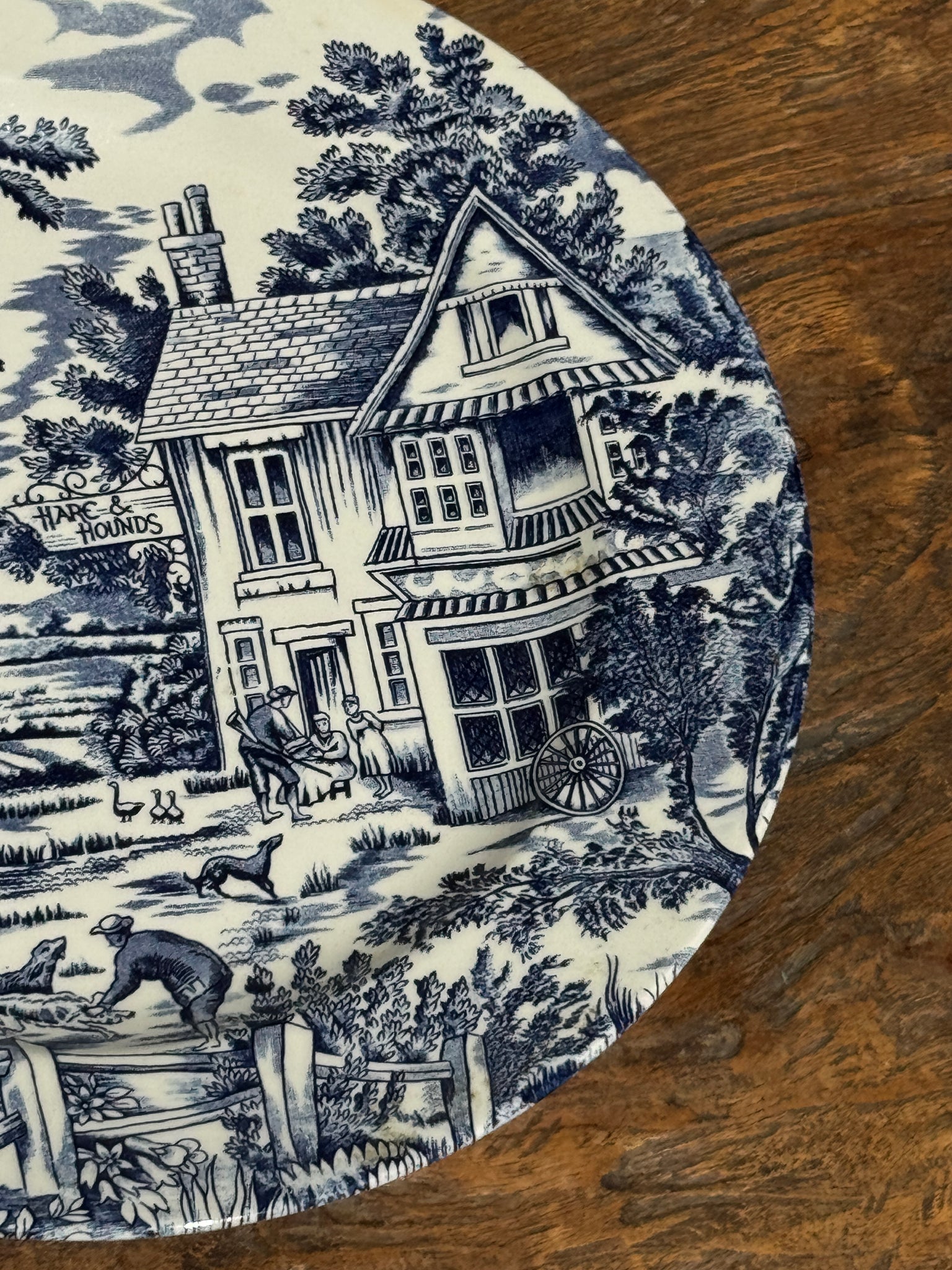 Une grande assiette plate anglaise à décor bleu motif de retour de chasse