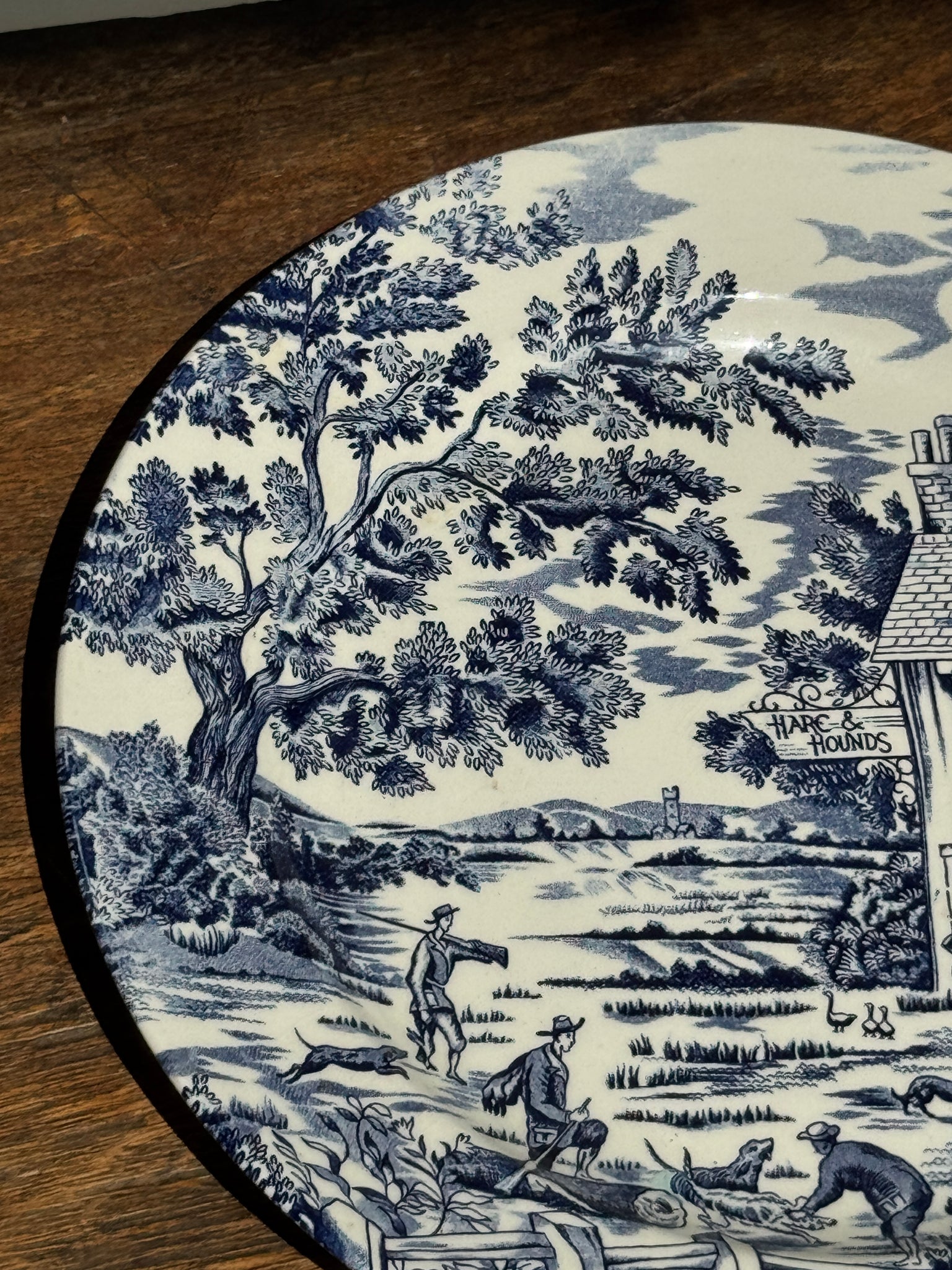 Une grande assiette plate anglaise à décor bleu motif de retour de chasse